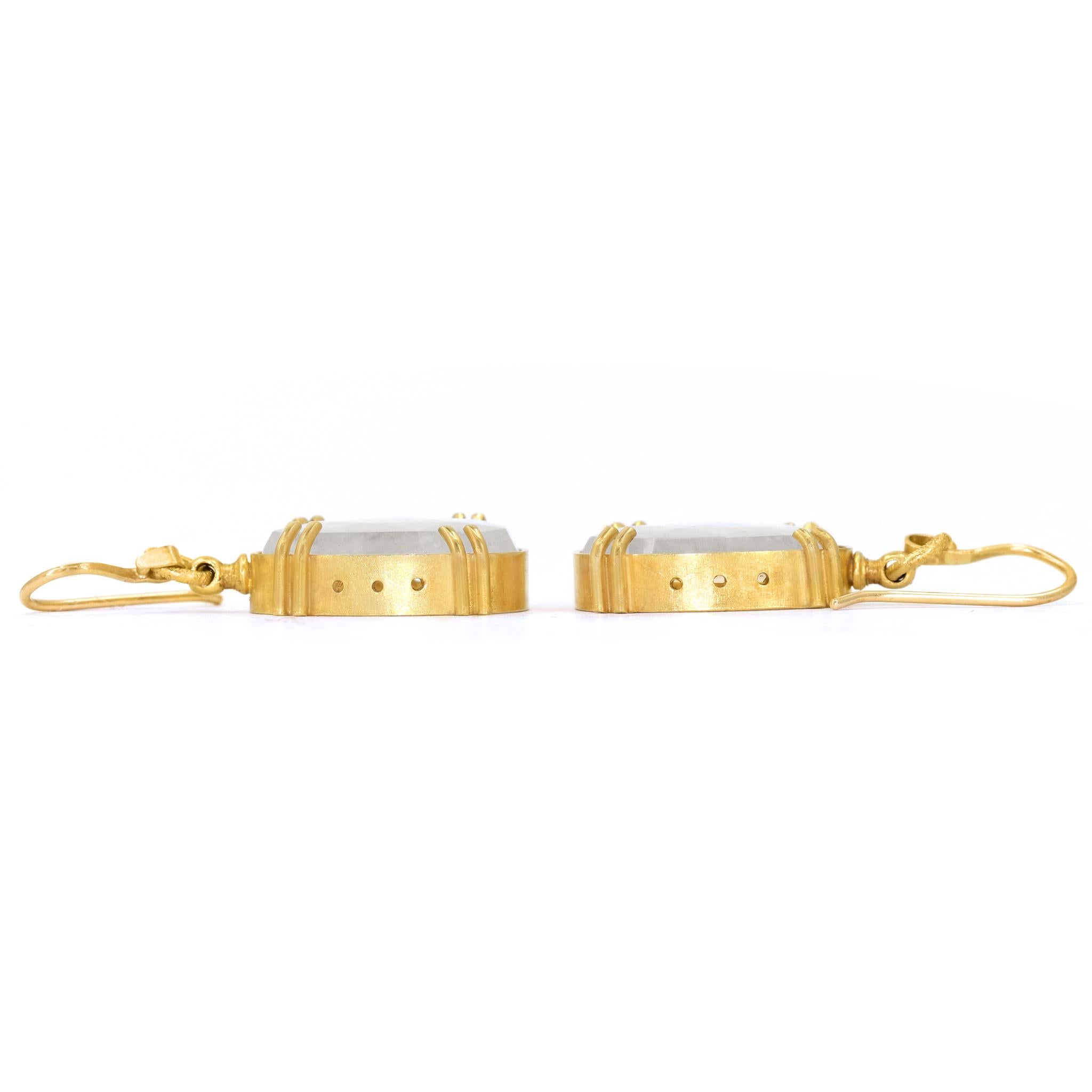 Lilly Fitzgerald Collectors Rainbow Moonstone Boucles d'oreilles en or jaune 22k faites à la main Pour femmes en vente
