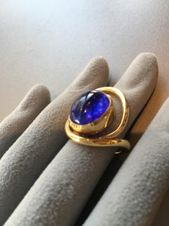 Lilly Hastedt 18 Karat Yellow Gold Blue Tanzanite Cabochon Cocktail Wave Ring