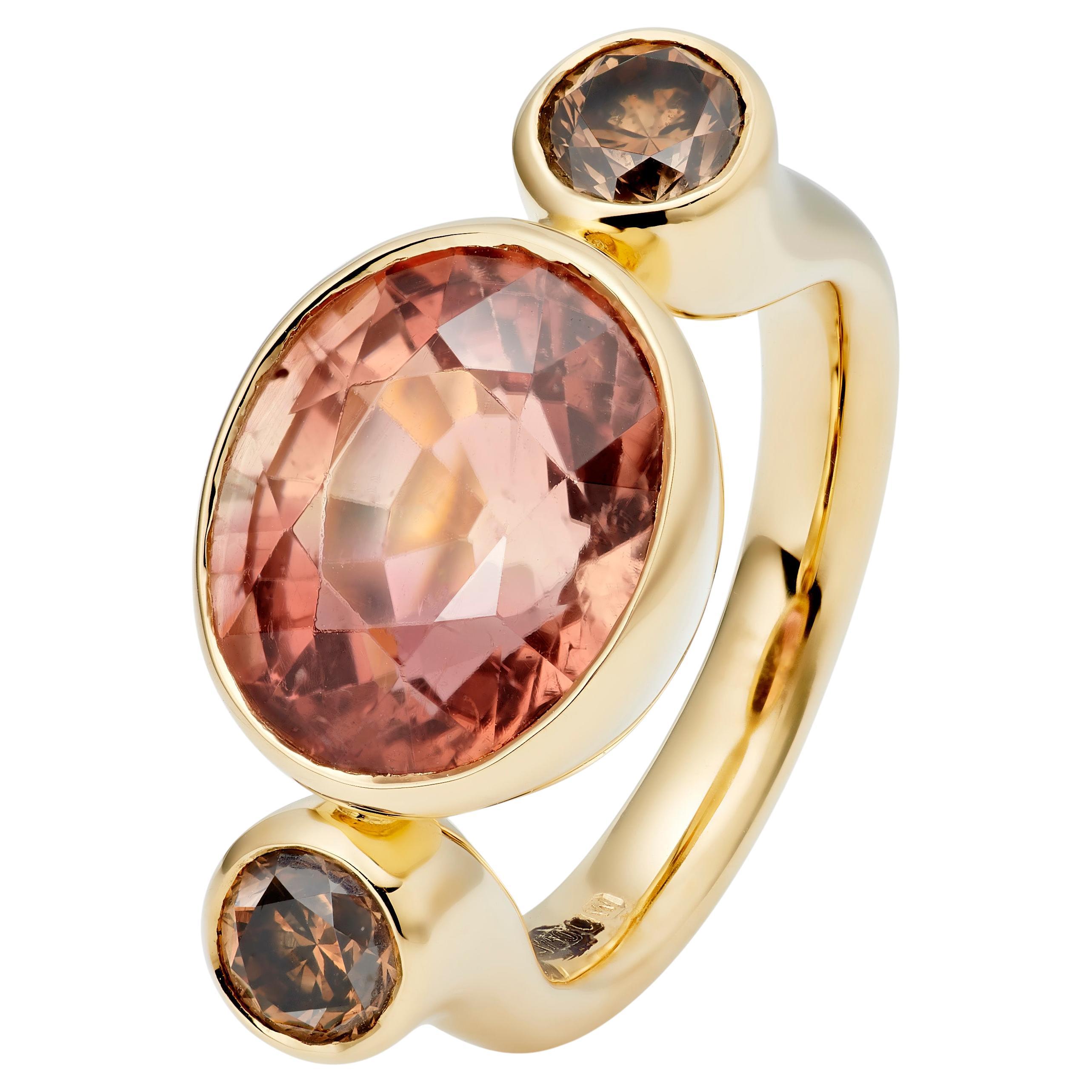 Lilly Hastedt, gebogener Bon Bon-Ring aus Gold mit Apricot-Turmalin und schokoladenbraunem Diamant