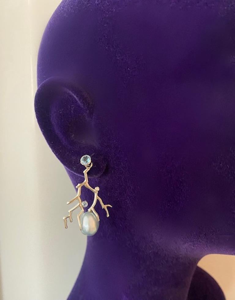 Paire de boucles d'oreilles chandelier Signature Lily Hastedt avec aigue-marine Santa Maria, perles des mers du Sud et diamants en platine.  Ces boucles d'oreilles ont un design asymétrique inspiré des brindilles de corail et se reflètent l'une dans