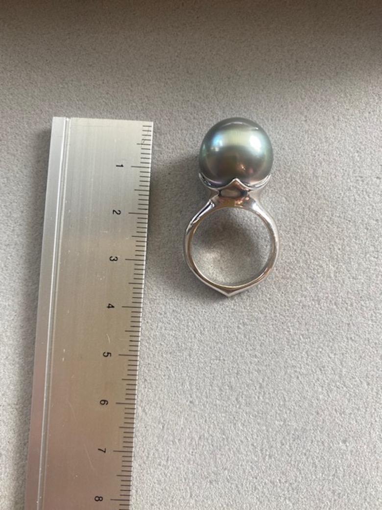 Contemporary Lilly Hastedt Black Tahitian Pearl Platinum Gold Ring For Sale