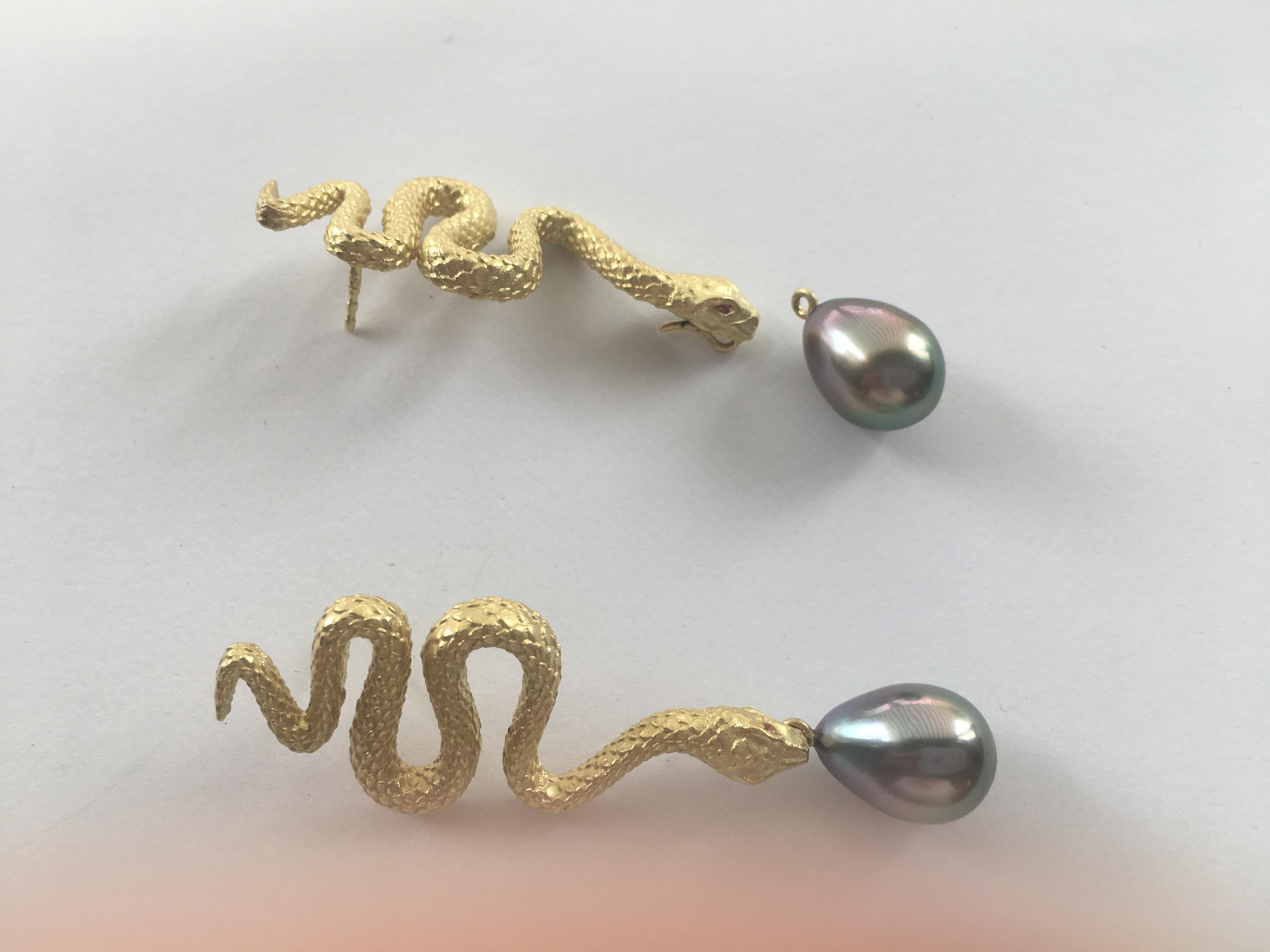 Snake and Black Pearl 18 Karat Cocktail Earrings In New Condition For Sale In London, GB