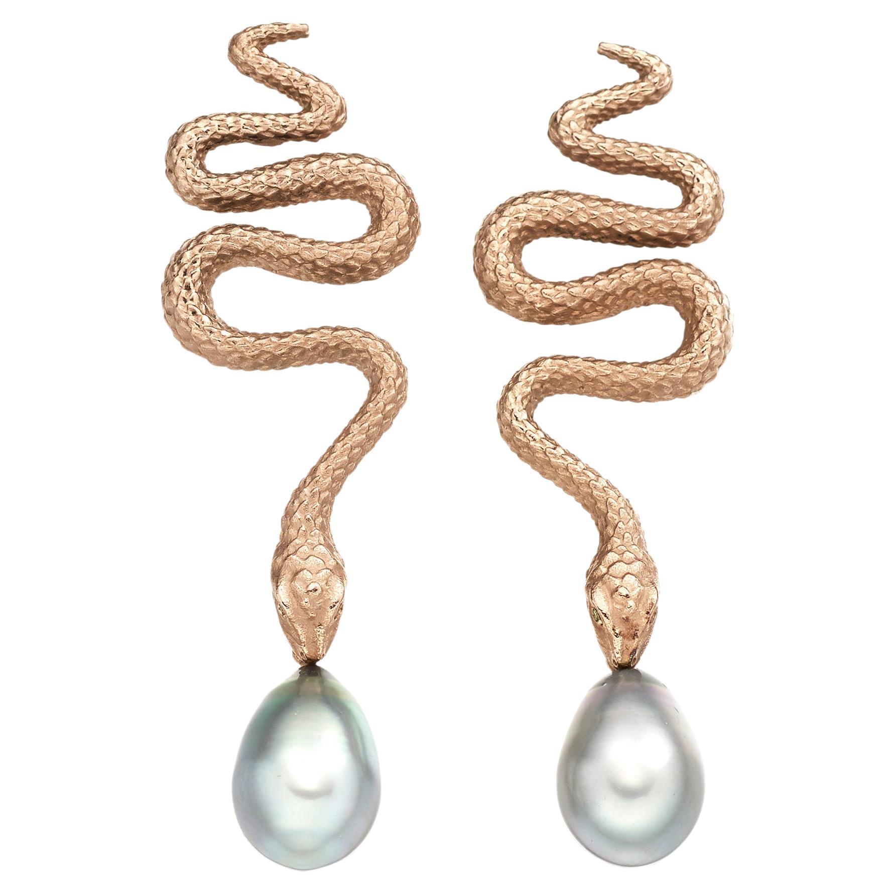 Lilly Hastedt Boucles d'oreilles cocktail serpent de Tahiti en or blanc et perles noires