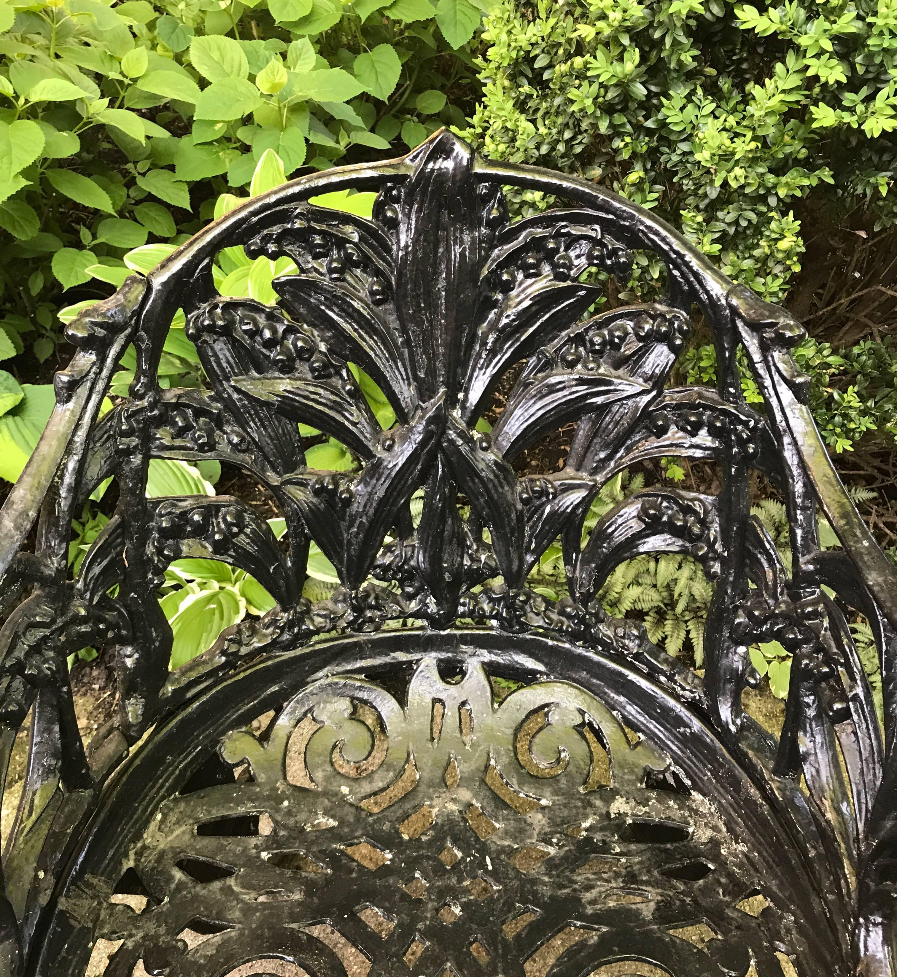 A cast aluminum Lilly of the Valley Garden chair.
Highly realistic details all over the chair.
Fantastic garden ornament.