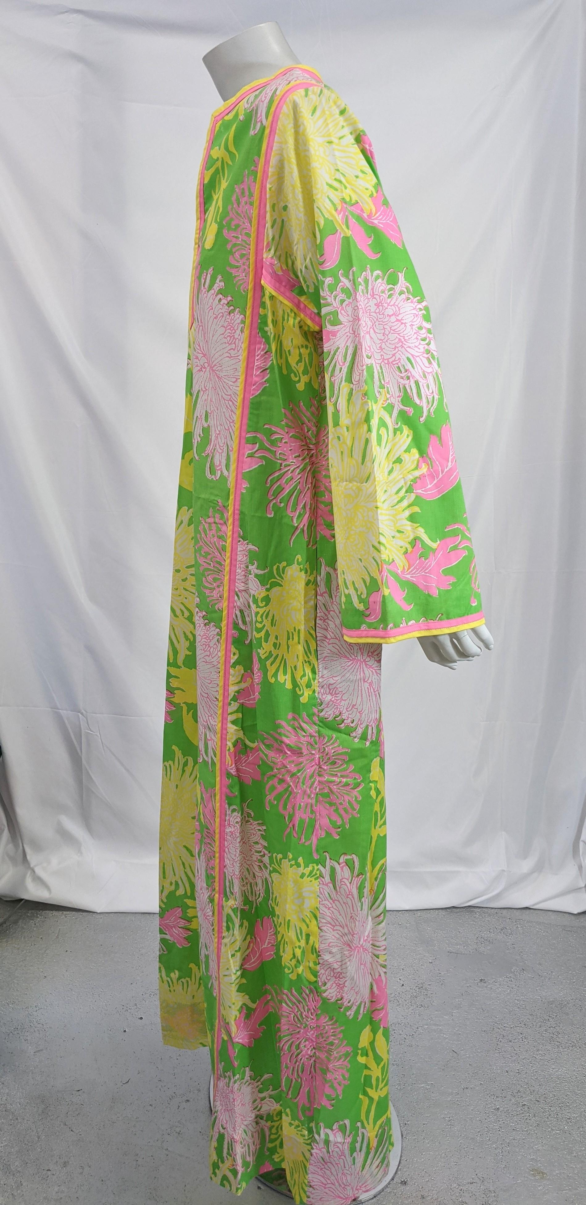 Charmanter Lilly Pulitzer Floral Caftan mit großen Kristallblüten in Rosa, Grün und Gelb mit passenden Paspeln. Leicht zu tragender Schnitt, mit Reißverschluss hinten und einem Hakenverschluss am vorderen Schlitz. A-Linienform mit Seitennahttaschen.