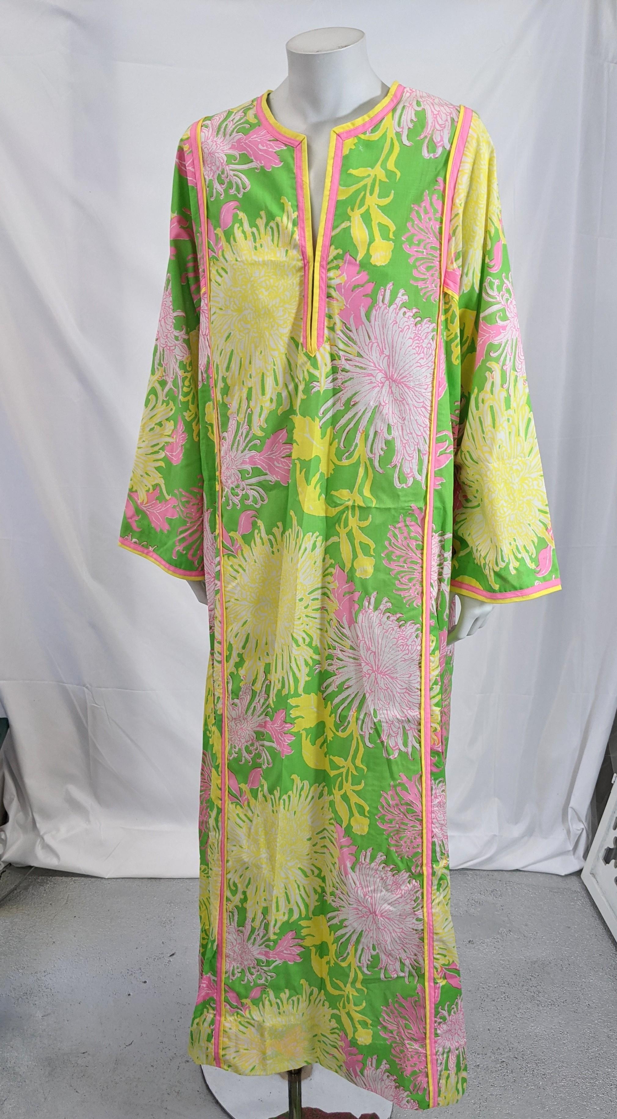 Kaftan mit Blumendruck von Lilly Pulitzer im Zustand „Hervorragend“ in New York, NY