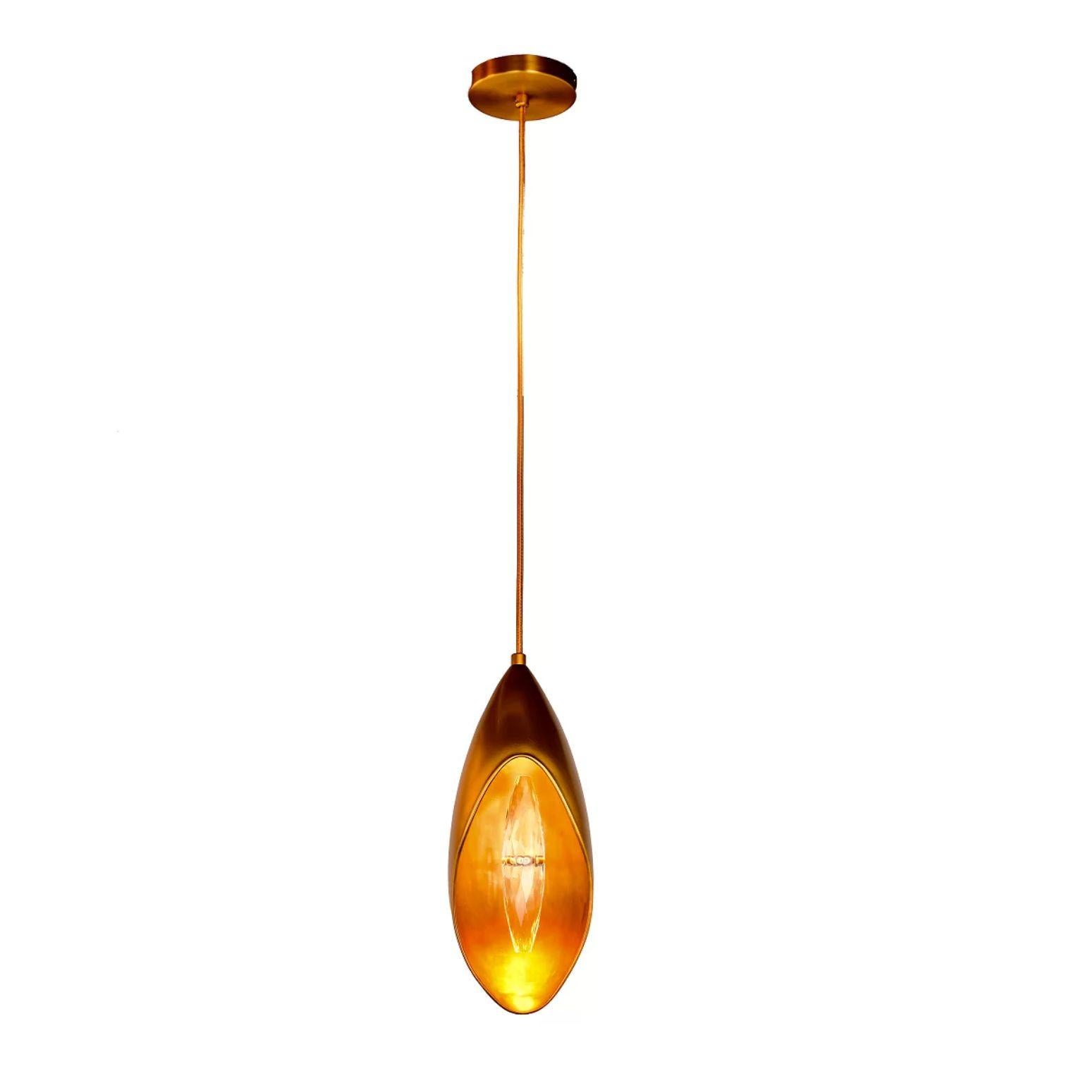 Lampe à suspension simple Lilly par Dainte
Dimensions : Ø 14 x H 95 cm : Ø 14 x H 95 cm.
MATERIAL : Cristal et laiton. 

Les fleurs de lys symbolisent la pureté et la dévotion. La collection illustre des silhouettes minimalistes et élégantes aux