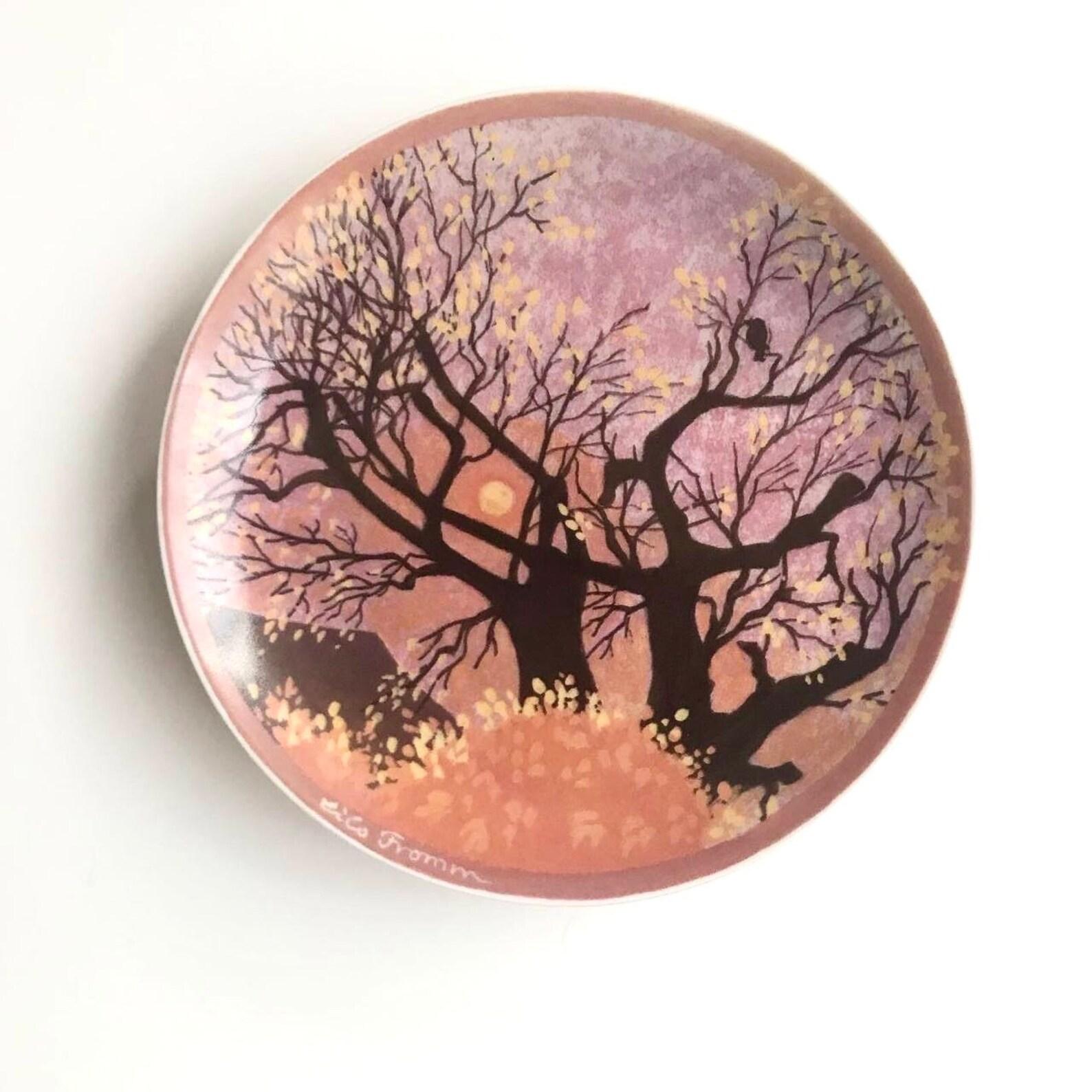 Lilo Fromm decorative plates sophienthal wall plates “Autumn” series “Seasons” 

Rare Decorative Plates “Autumn” from the Series of “Season”. Sophienthal.

Designer Lilo Fromm.

If you will take 3 Plates the delivery is FREE for