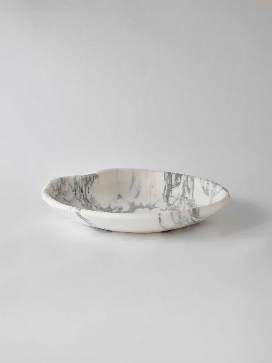 Avec ses bords doucement ondulés rappelant les nénuphars flottants, le bol Lily apporte une élégance sculpturale à n'importe quelle surface. Sculpté dans l'un des quatre types de marbre naturel, ce design est une délicate fusion de matériaux