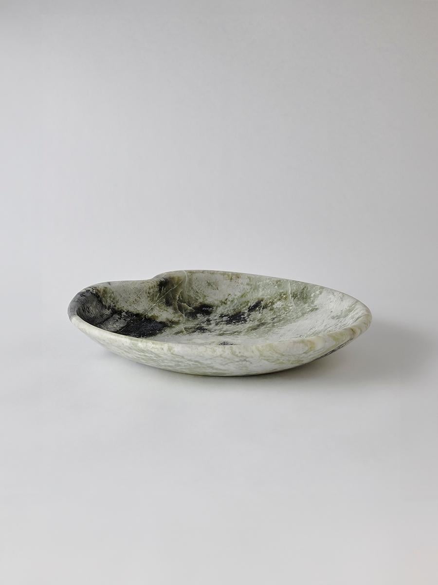 Avec ses bords doucement ondulés rappelant les nénuphars flottants, le bol Lily apporte une élégance sculpturale à n'importe quelle surface. Sculpté dans l'un des quatre types de marbre naturel, ce design est une délicate fusion de matériaux