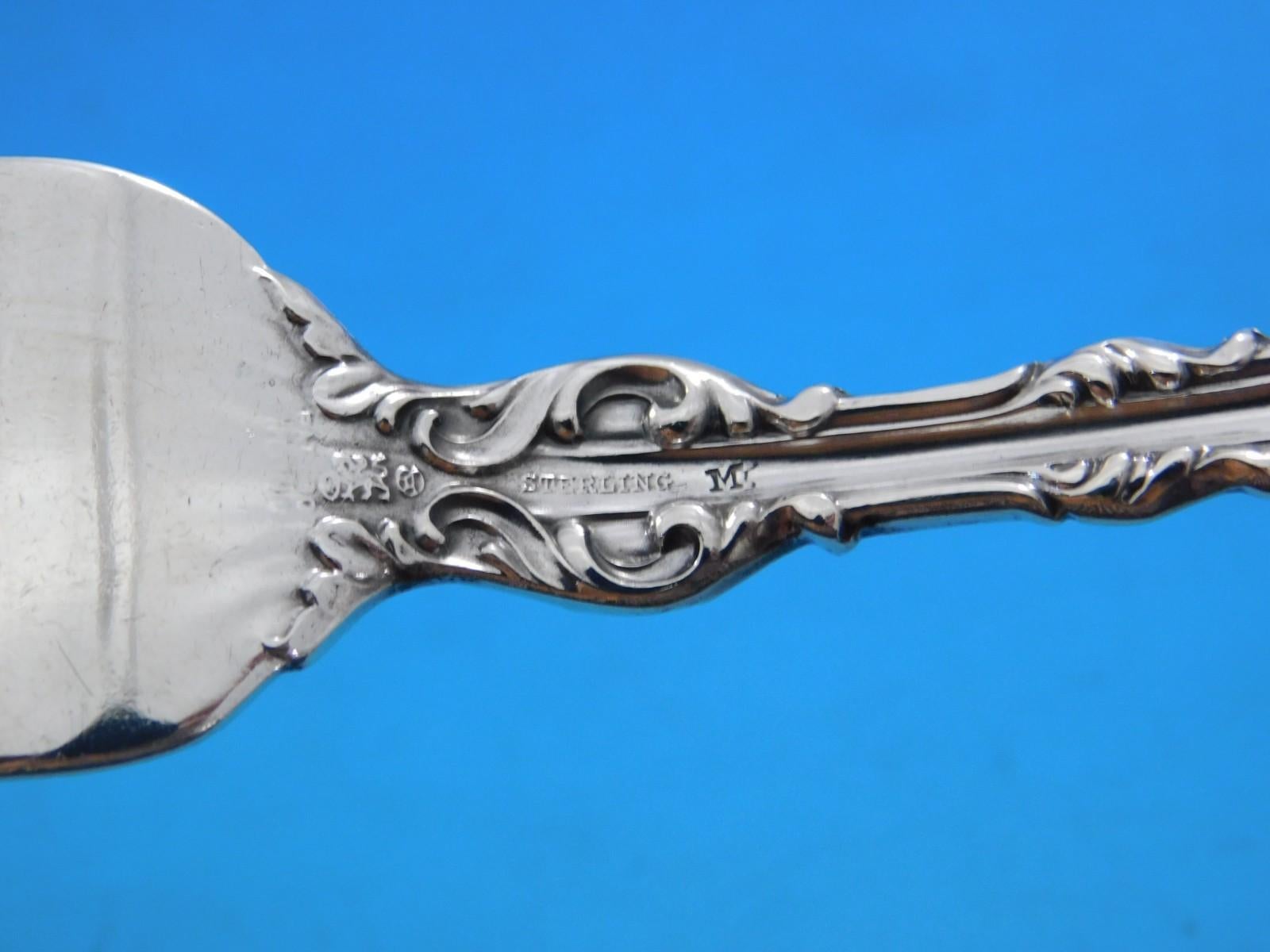 Splendido set di posate d'argento vintage Dinner & Regular Size Lily di Whiting, brevettato nel 1902 - 96 pezzi. Questo è uno dei più bei modelli floreali vittoriani mai realizzati. Questo modello può essere collezionato per generazioni: sono stati