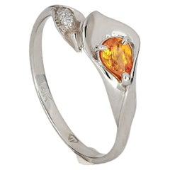 Lily Calla Goldring, 14 Karat Goldring mit Saphir und Diamanten