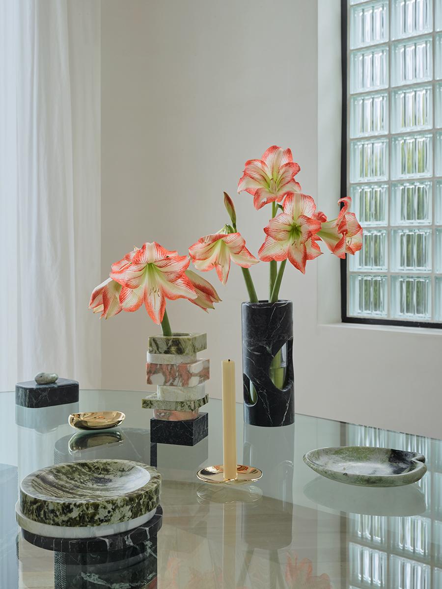 Moderno Portacandele Lily in ottone laccato di Greg Natale in vendita