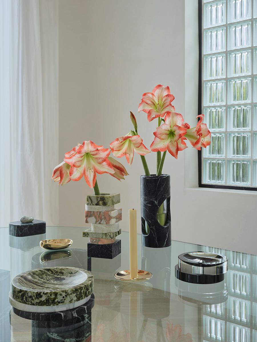 Moderno Portacandele Lily in ottone non laccato di Greg Natale in vendita