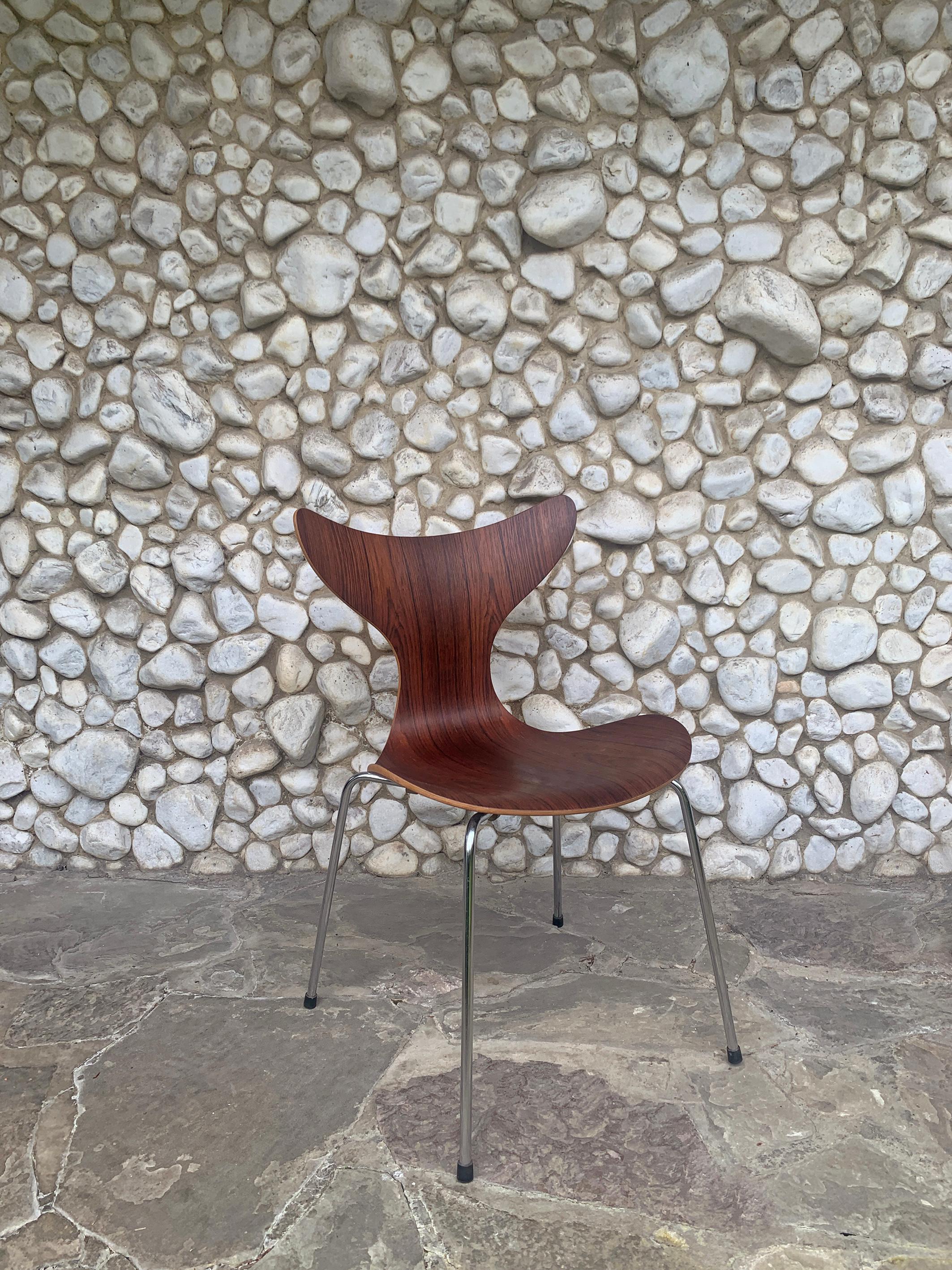 La sedia Lily è l'ultima sedia progettata da Arne Jacobsen. È stato creato nel 1968 per il progetto della Banca Nazionale Danese.

Le curve perfette della seduta sono il risultato di un processo di stampaggio estremamente complicato. 

La diffusione