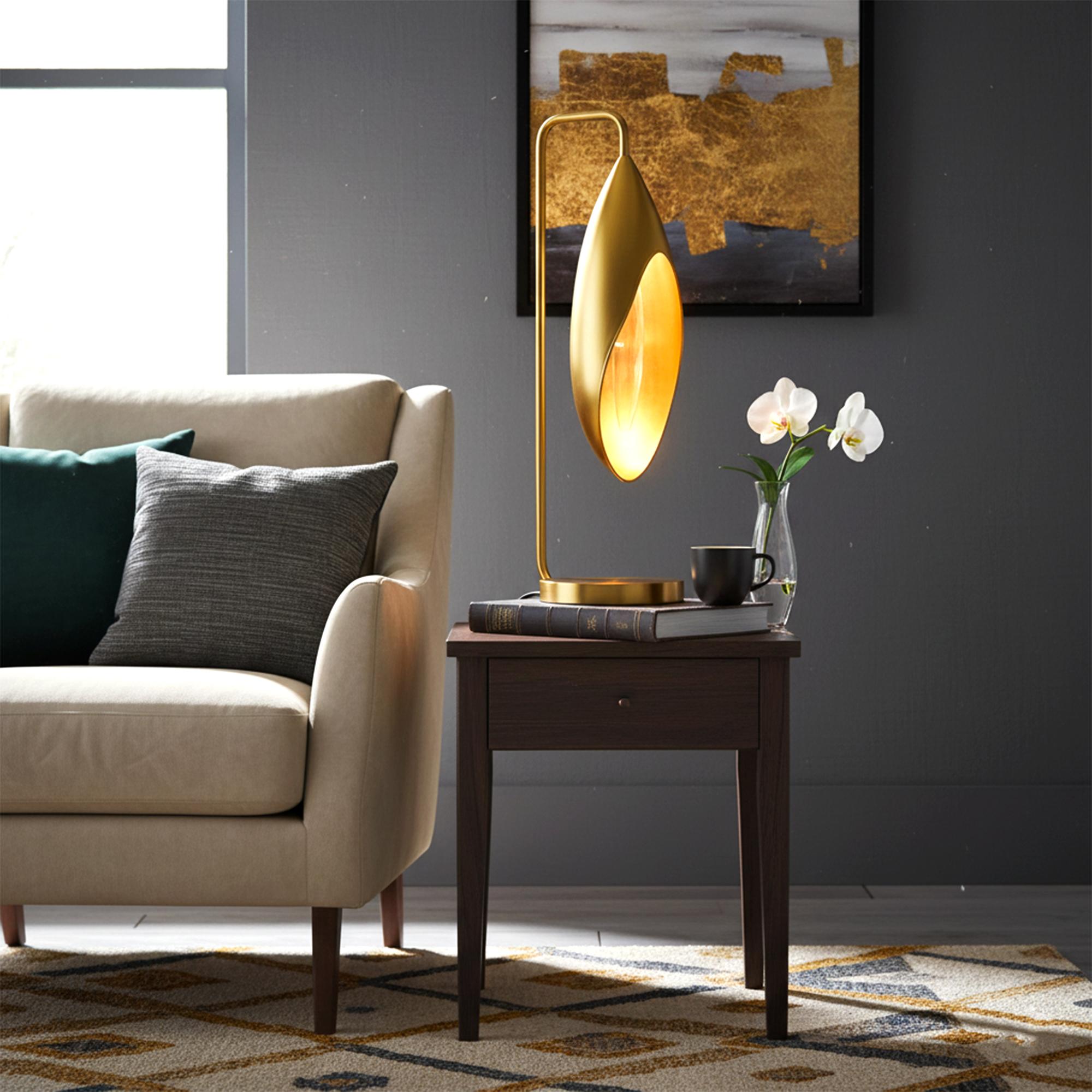 La lampe à poser Lily de la Collection Sols incarne l'élégance et la beauté de la fleur de lys à travers son design minimaliste et moderne. Fabriqué en laiton texturé et en cristal, le corps de cette lampe imite gracieusement la silhouette naturelle