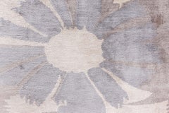 "Lily", tappeto in seta grigio chiaro con motivi floreali in stile Art Déco contemporaneo, di Doris Leslie Blau