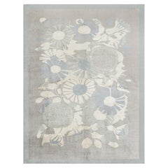 "Lily", tappeto in seta grigio chiaro con motivi floreali in stile Art Déco contemporaneo, di Doris Leslie Blau