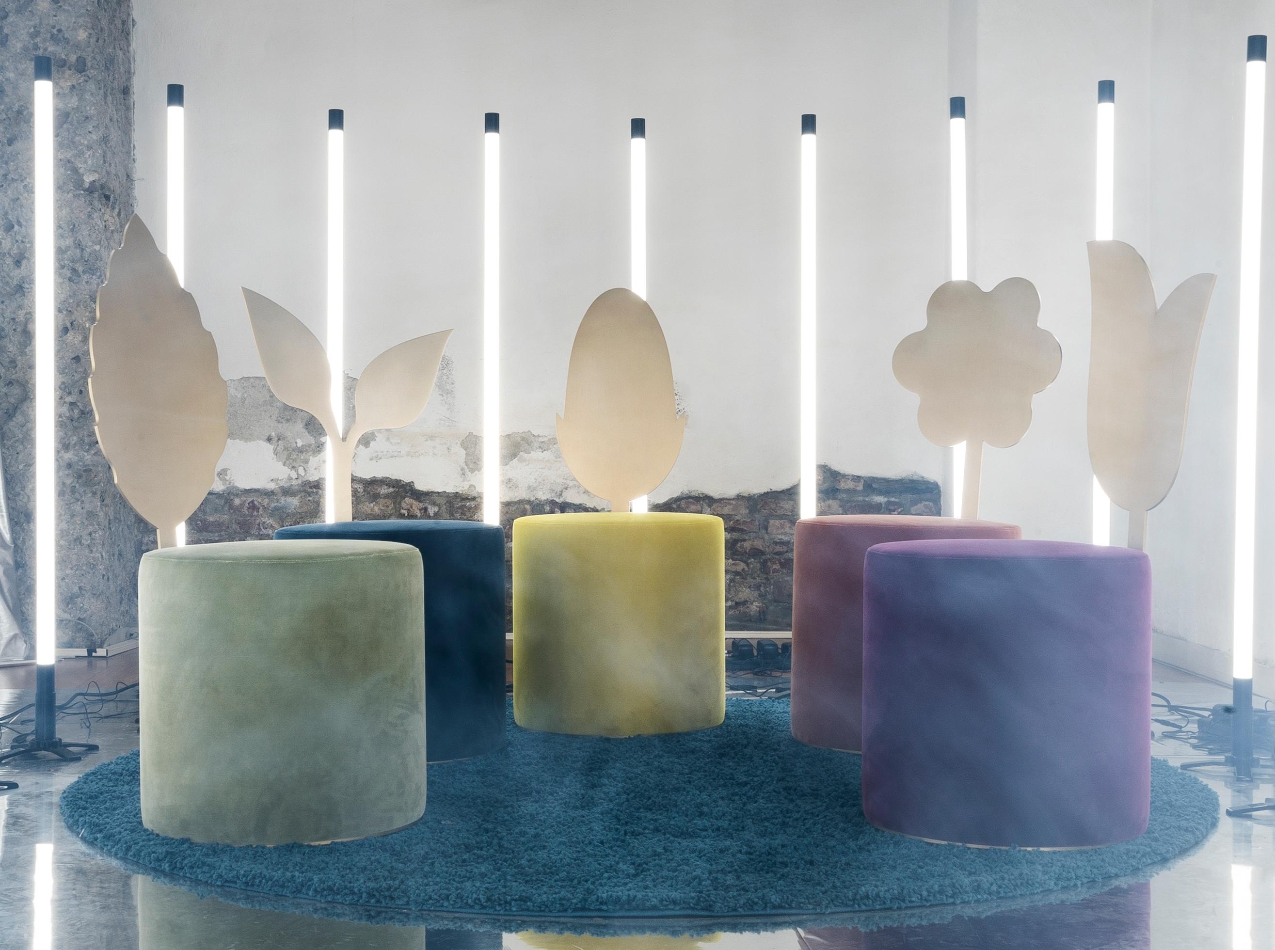 Italiano Pouf contemporaneo Lily in metallo e tessuto in vendita