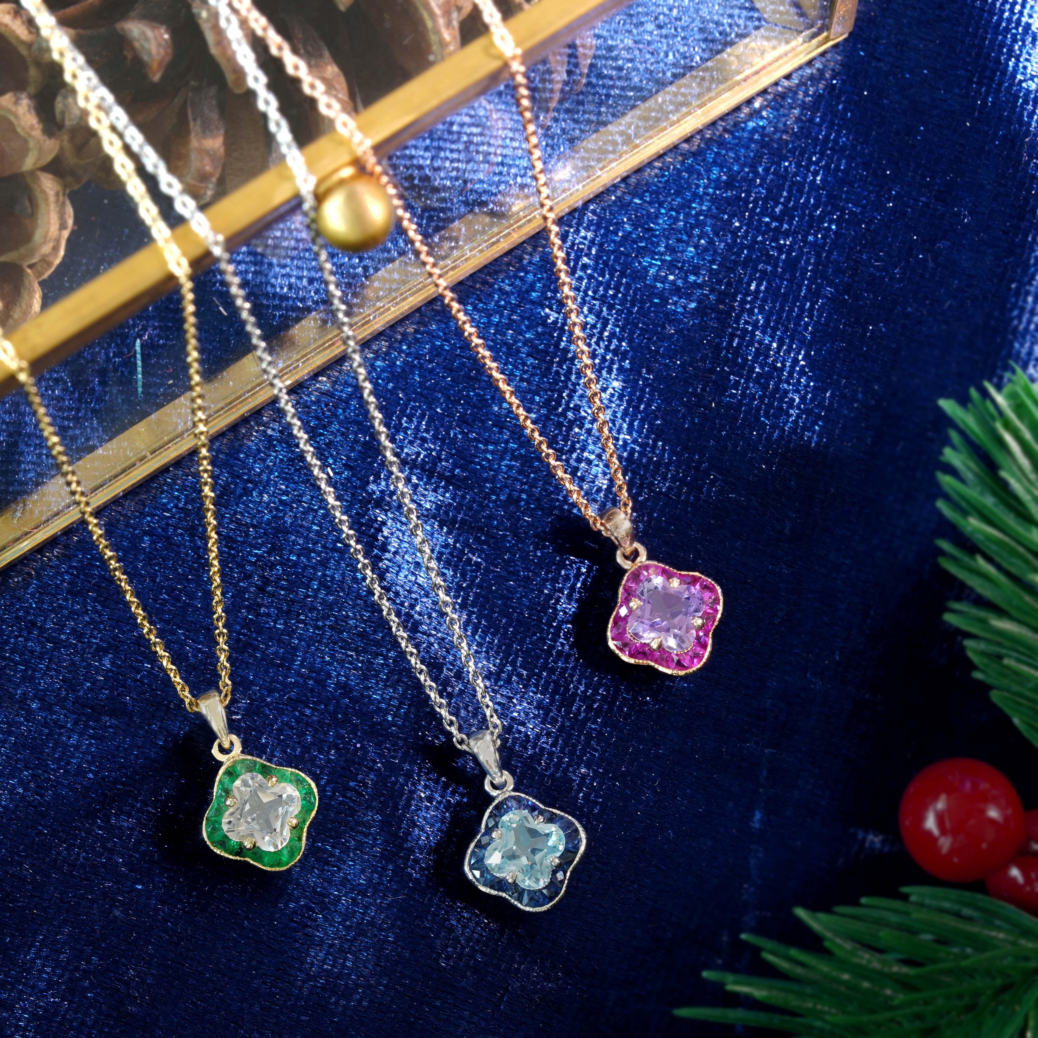 Taille mixte Collier pendentif en or blanc 9K avec topaze bleue et saphir bleu taillés en forme de lys en vente