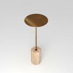 Table à boire Lily en travertin sculpté non rempli et laiton moulé de Fred&Juul