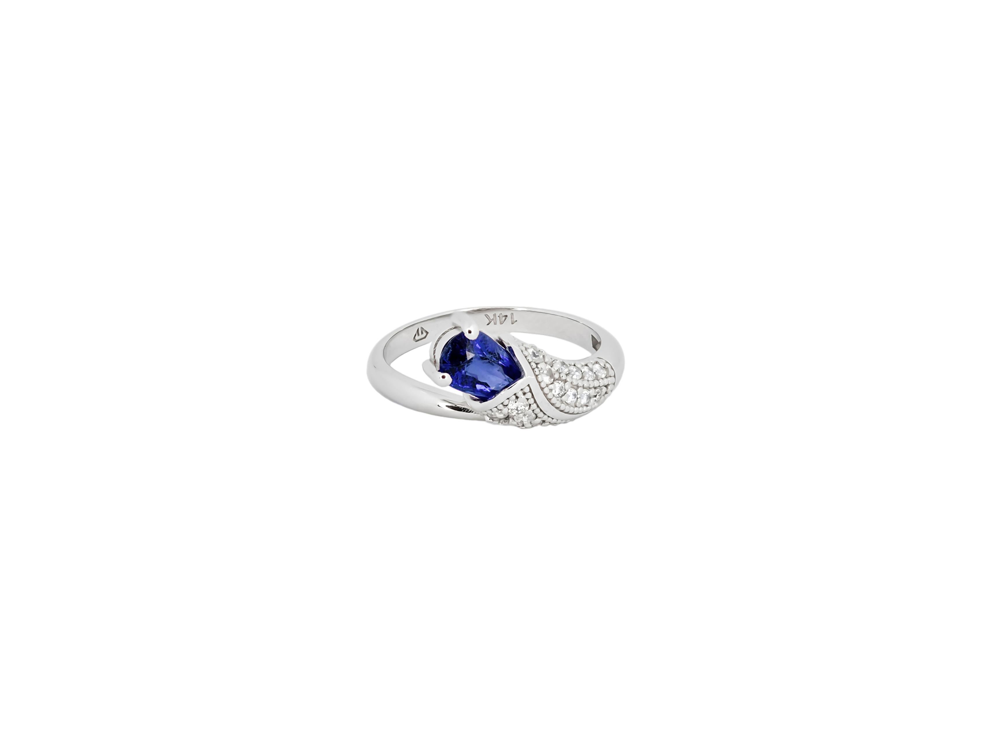Modern Lily flower gold ring with sapphire For Sale