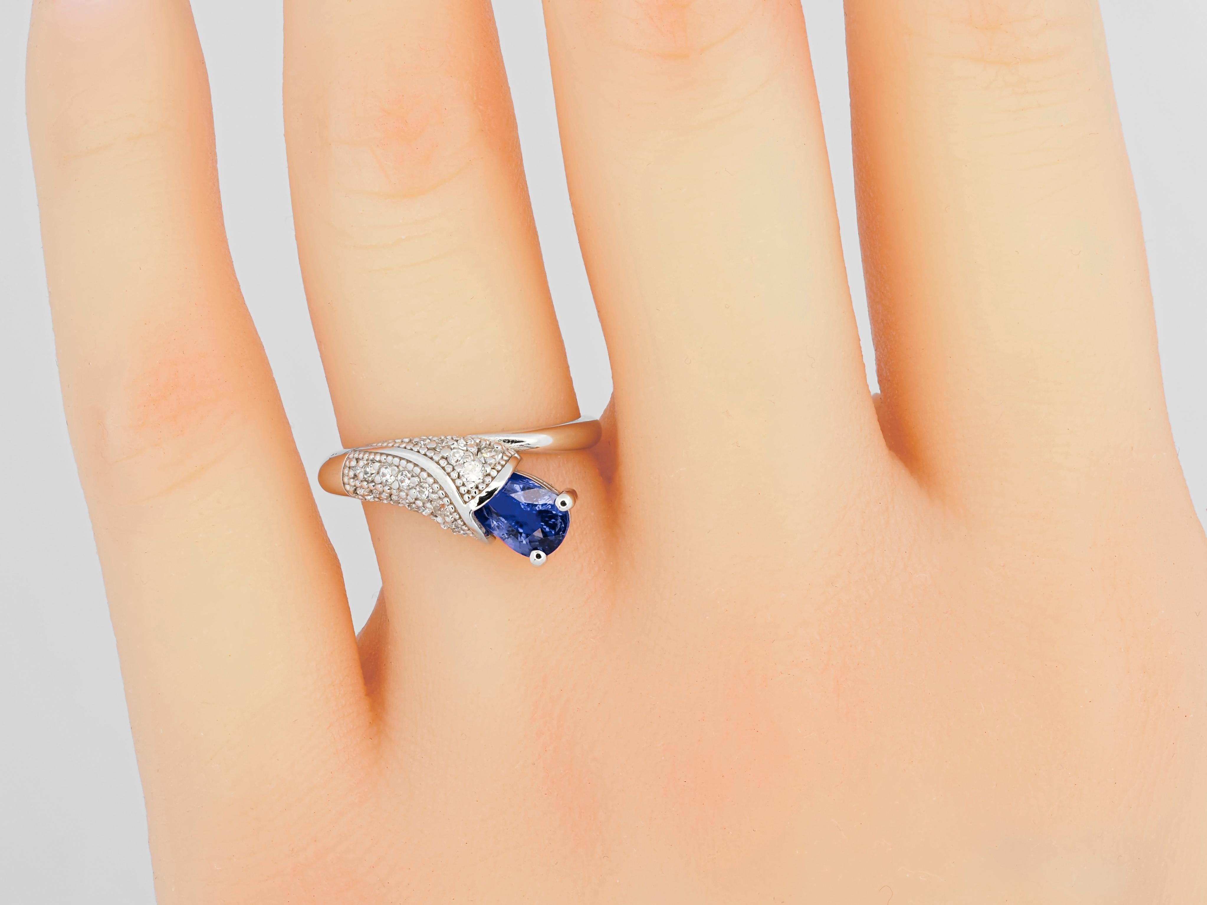 Oval Cut Lily flower gold ring with sapphire For Sale