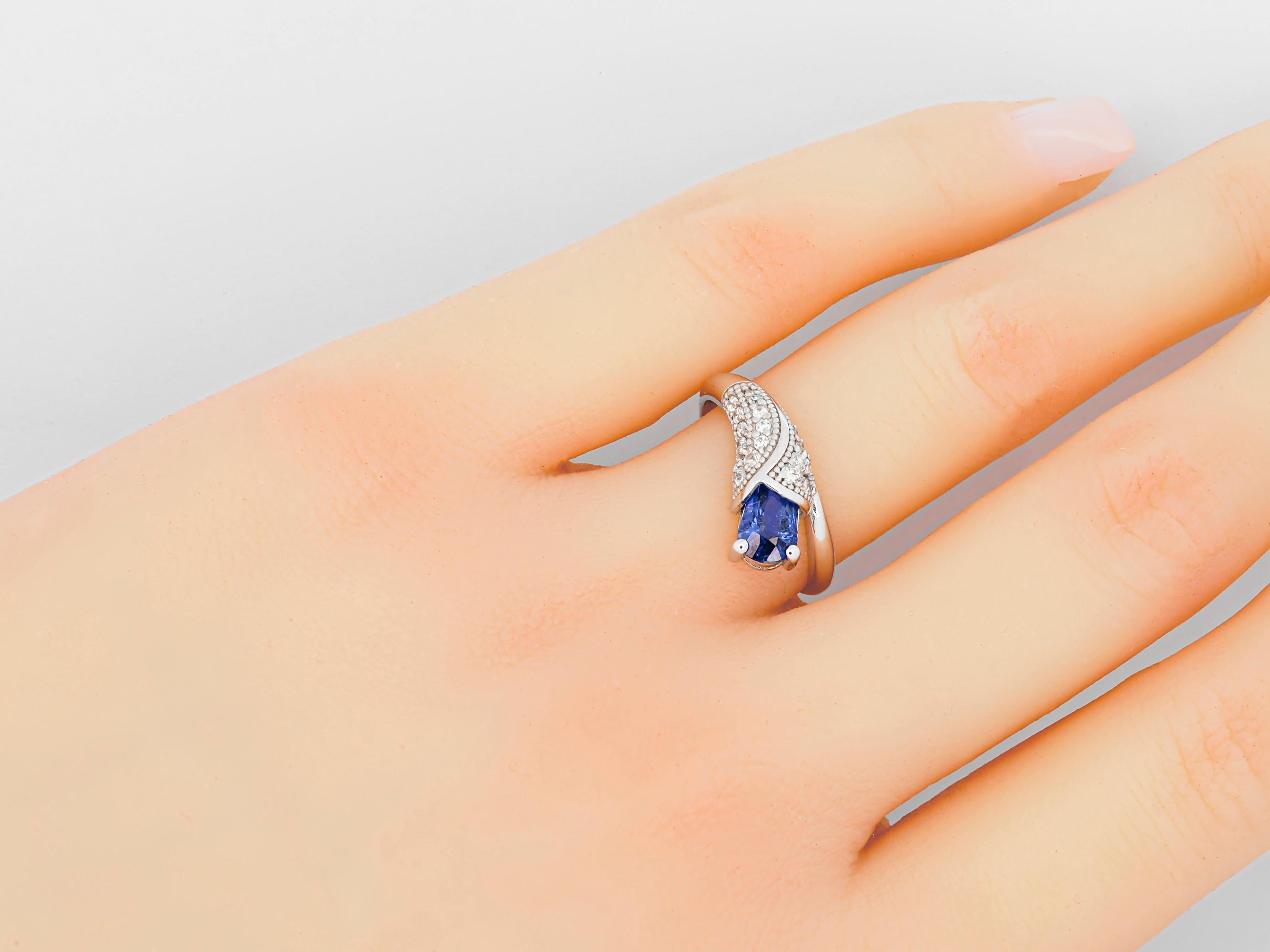 Lily flower gold ring with sapphire In New Condition For Sale In Istanbul, TR