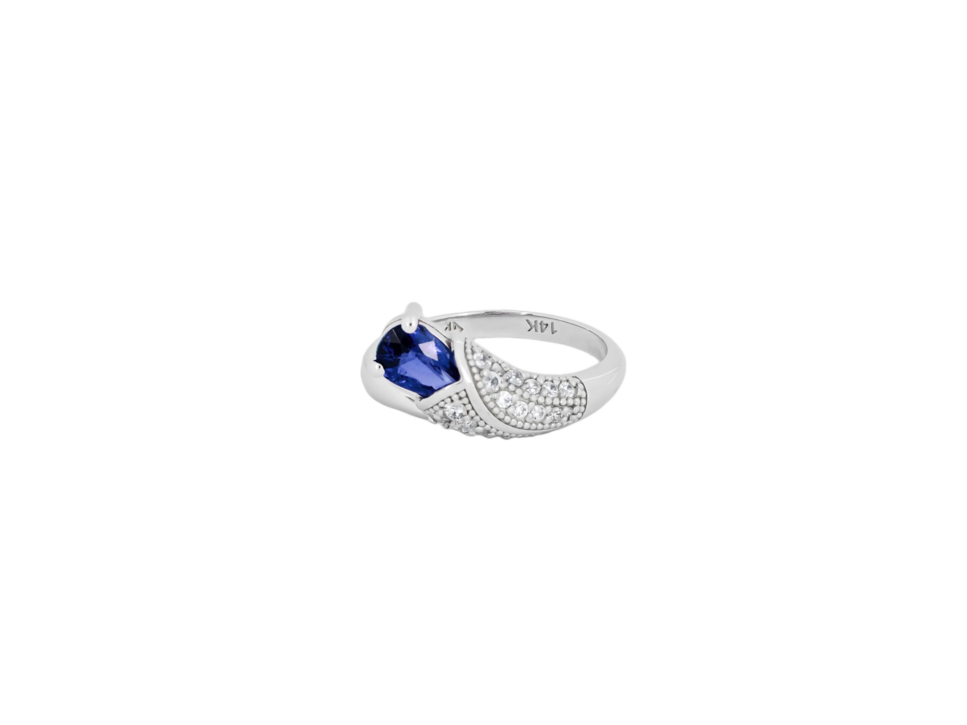 Women's Lily flower gold ring with sapphire For Sale