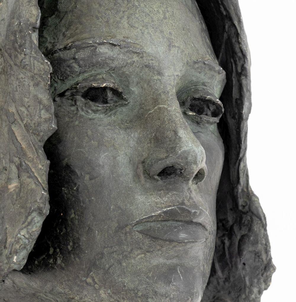 Lily Landis (americana, nata nel 1918) Busto di ritratto femminile in spelta bronzata, firmato sul verso, montato su una base cubica ebanizzata. Complessivamente: 18