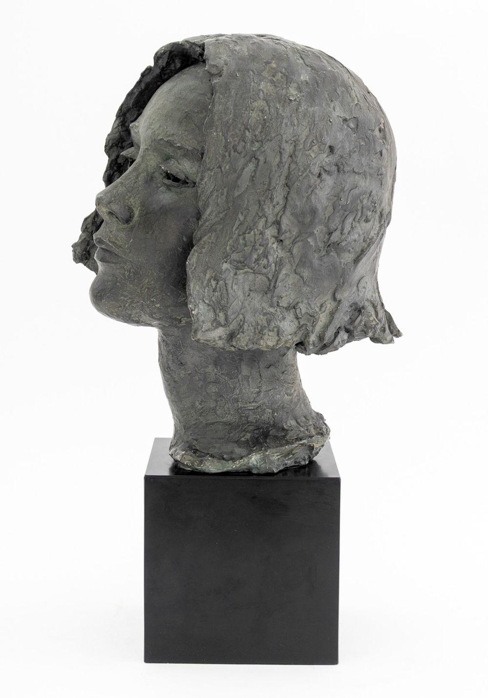 Bronzato Busto di ritratto femminile in speltro bronzato di Lily Landis in vendita