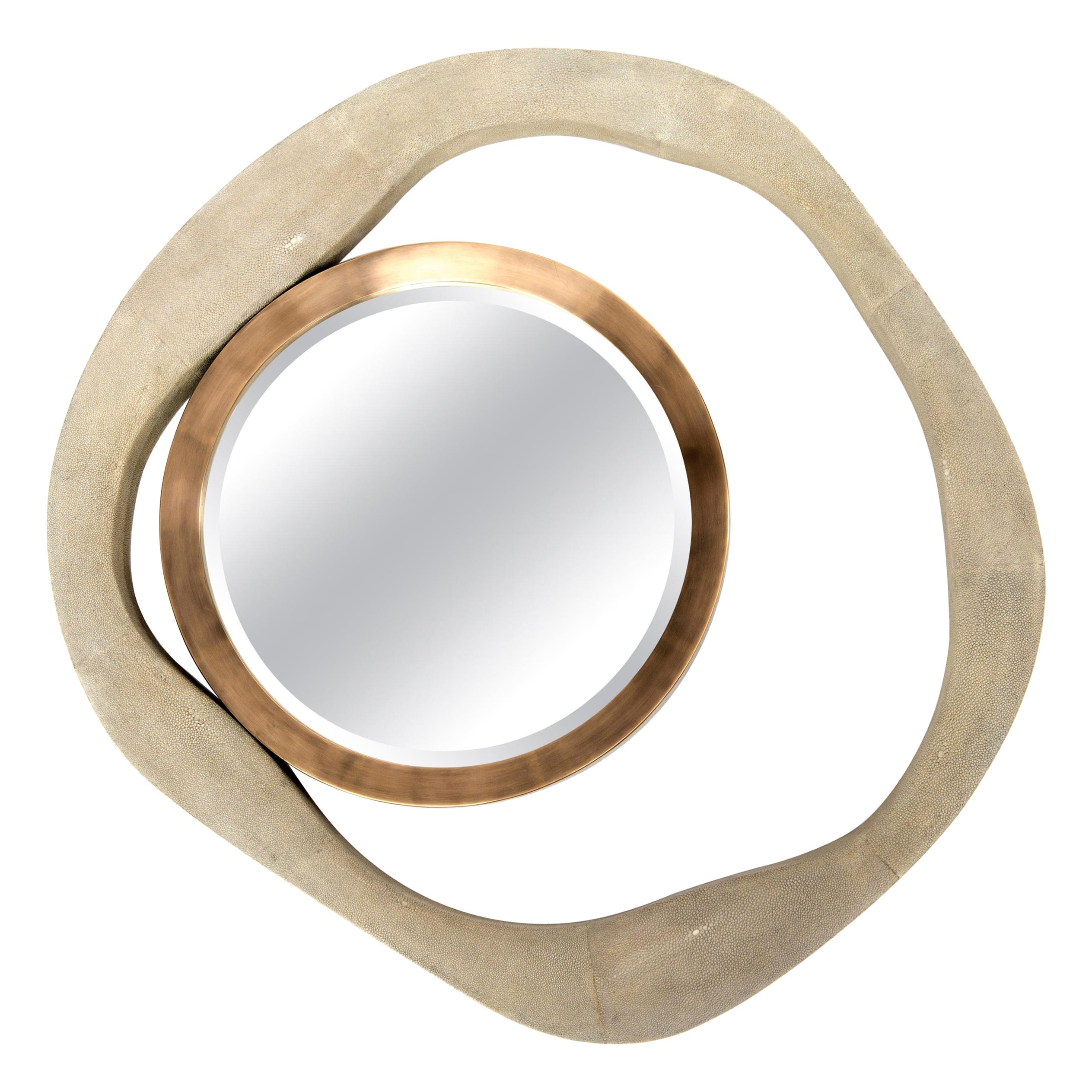 Der Spiegel Lily von R&Y Augousti aus braunem Shagreen und Messing in Bronze-Patina ist ein ikonisches Stück von R&Y Augousti und ein äußerst vielseitiger Spiegel. Durch die rückseitigen Befestigungen kann dieses Stück auf drei verschiedene Arten