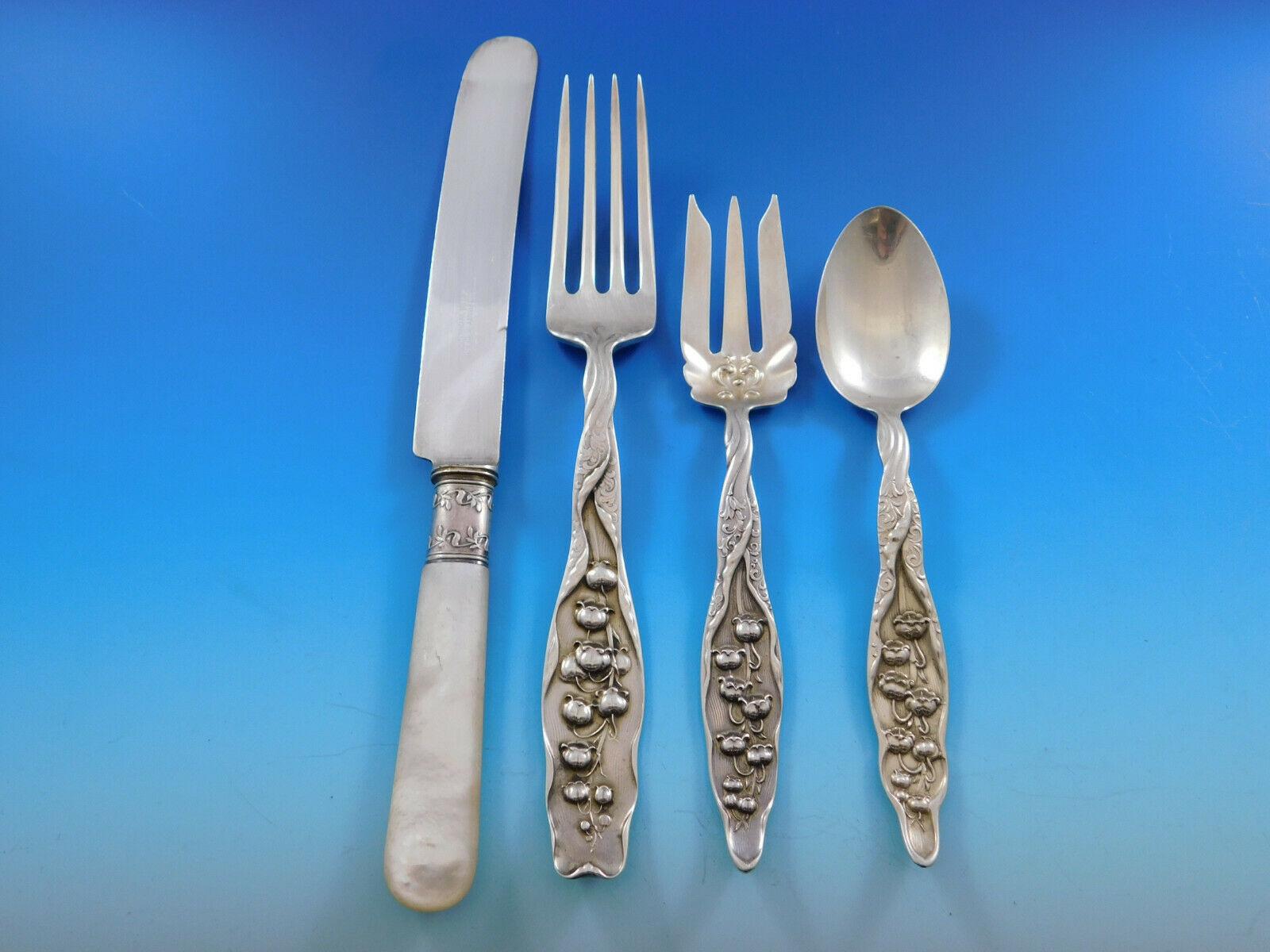 Art Nouveau lily of the valley by Whiting, circa 1885, sterling silver Flatware set - 98 Pieces. This set includes:


8 knives, mother of pearl handle, 9