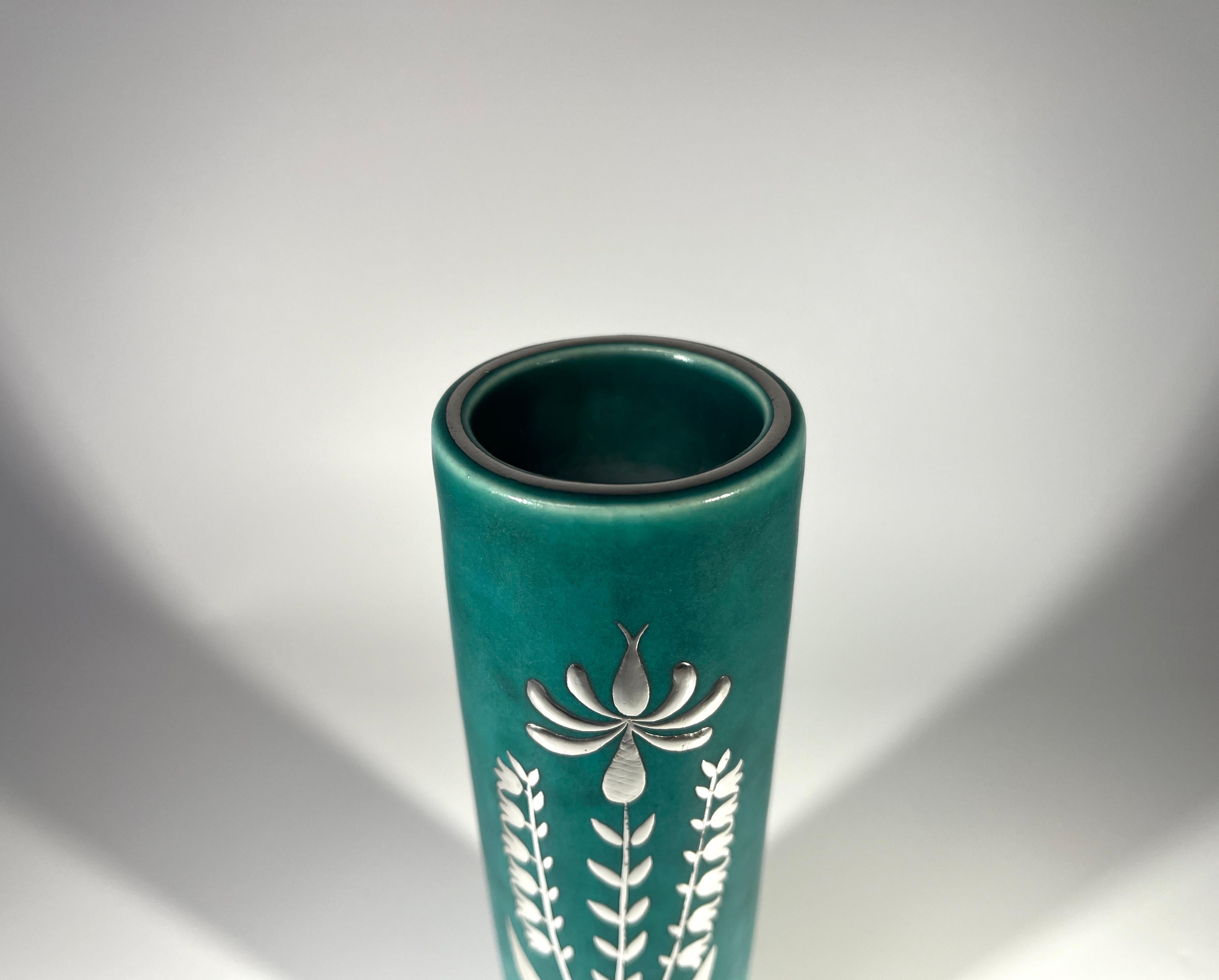 Metà XX secolo Mughetto e aquilegia, vaso in gres Wilhelm Kage, Argenta Gustavsberg in vendita
