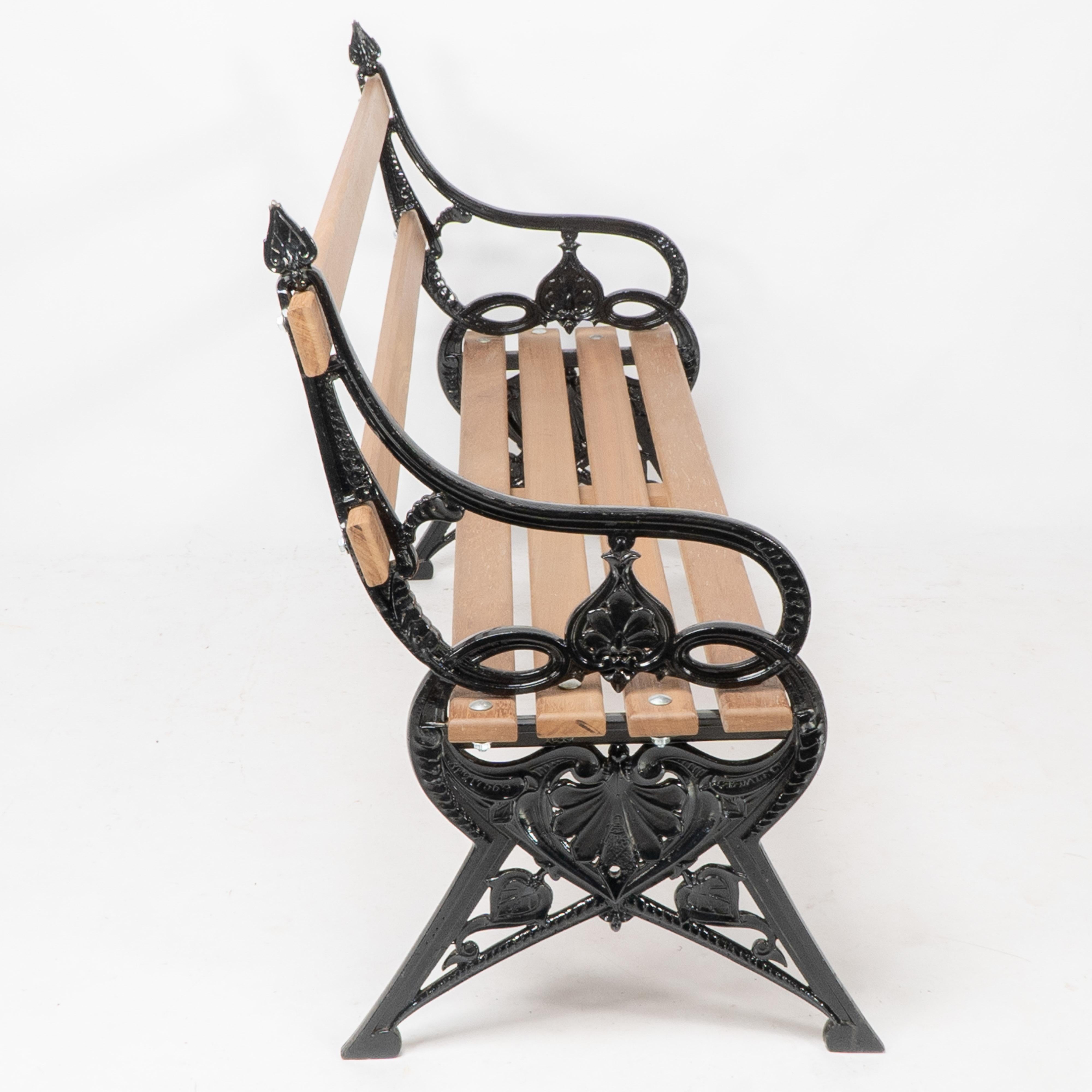 Pareja de bancos de jardín de hierro fundido Aesthetic Movement by Coalbrookdale en Excelente estado para la venta en London, GB