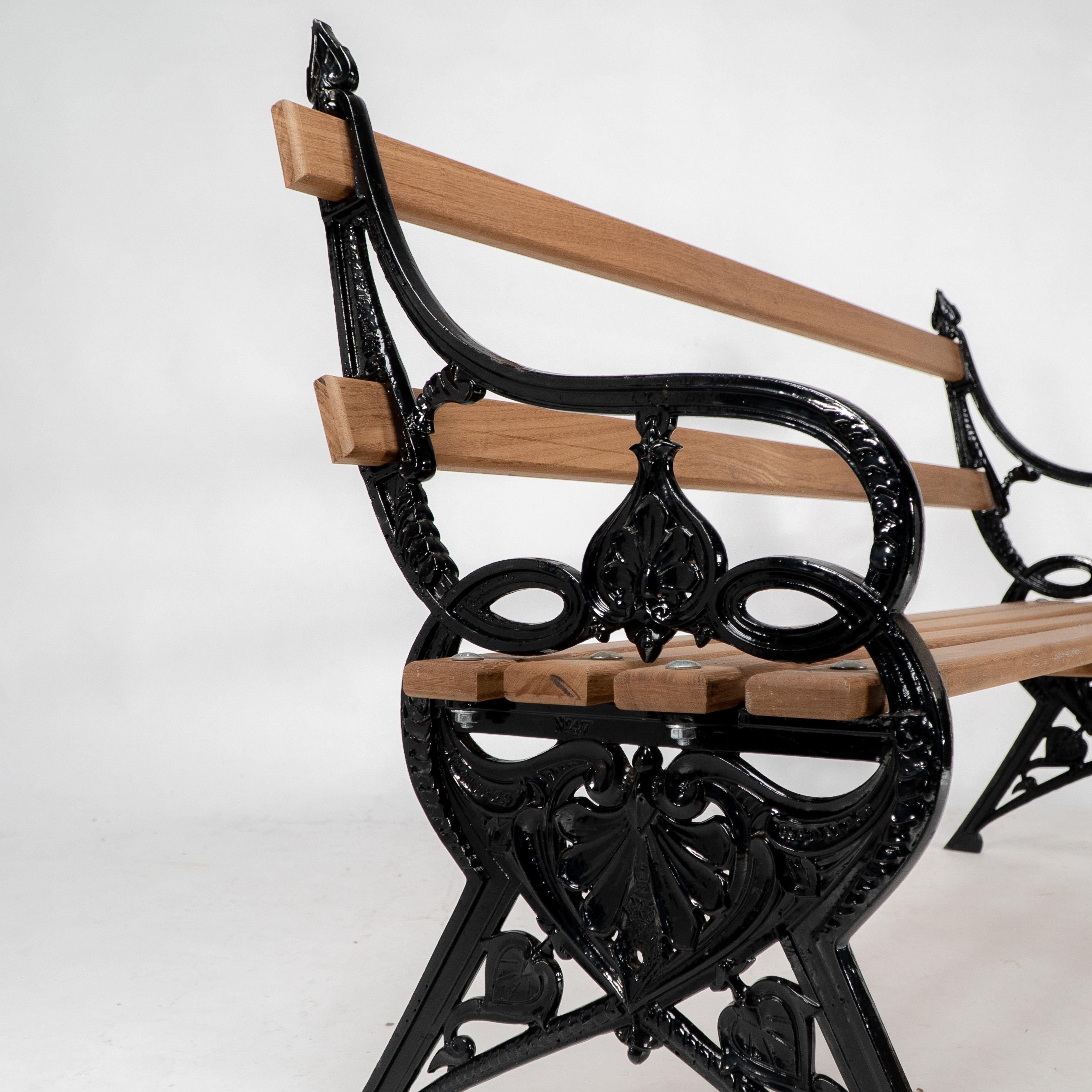 Pareja de bancos de jardín de hierro fundido Aesthetic Movement by Coalbrookdale en venta 4