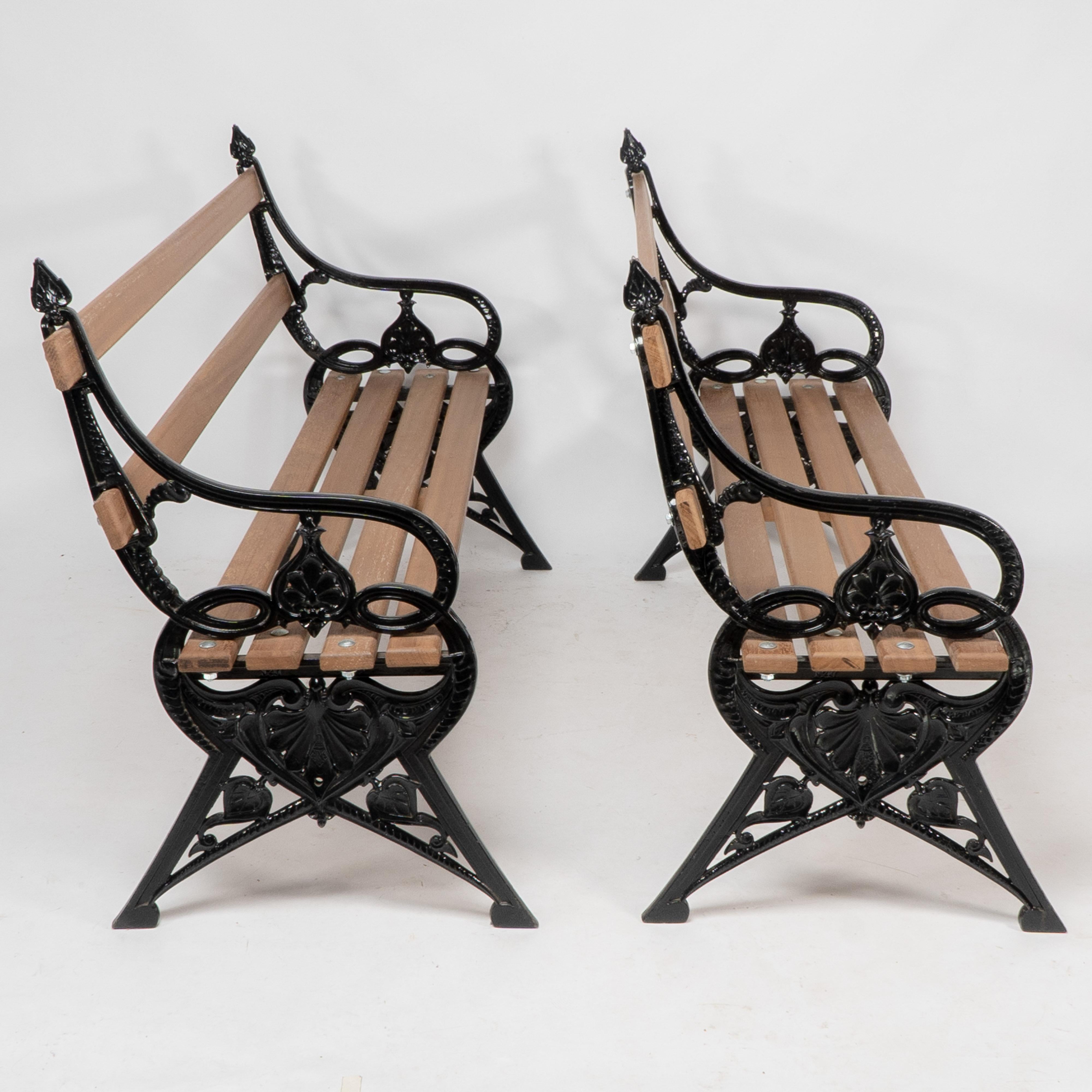 Pareja de bancos de jardín de hierro fundido Aesthetic Movement by Coalbrookdale Movimiento estético en venta