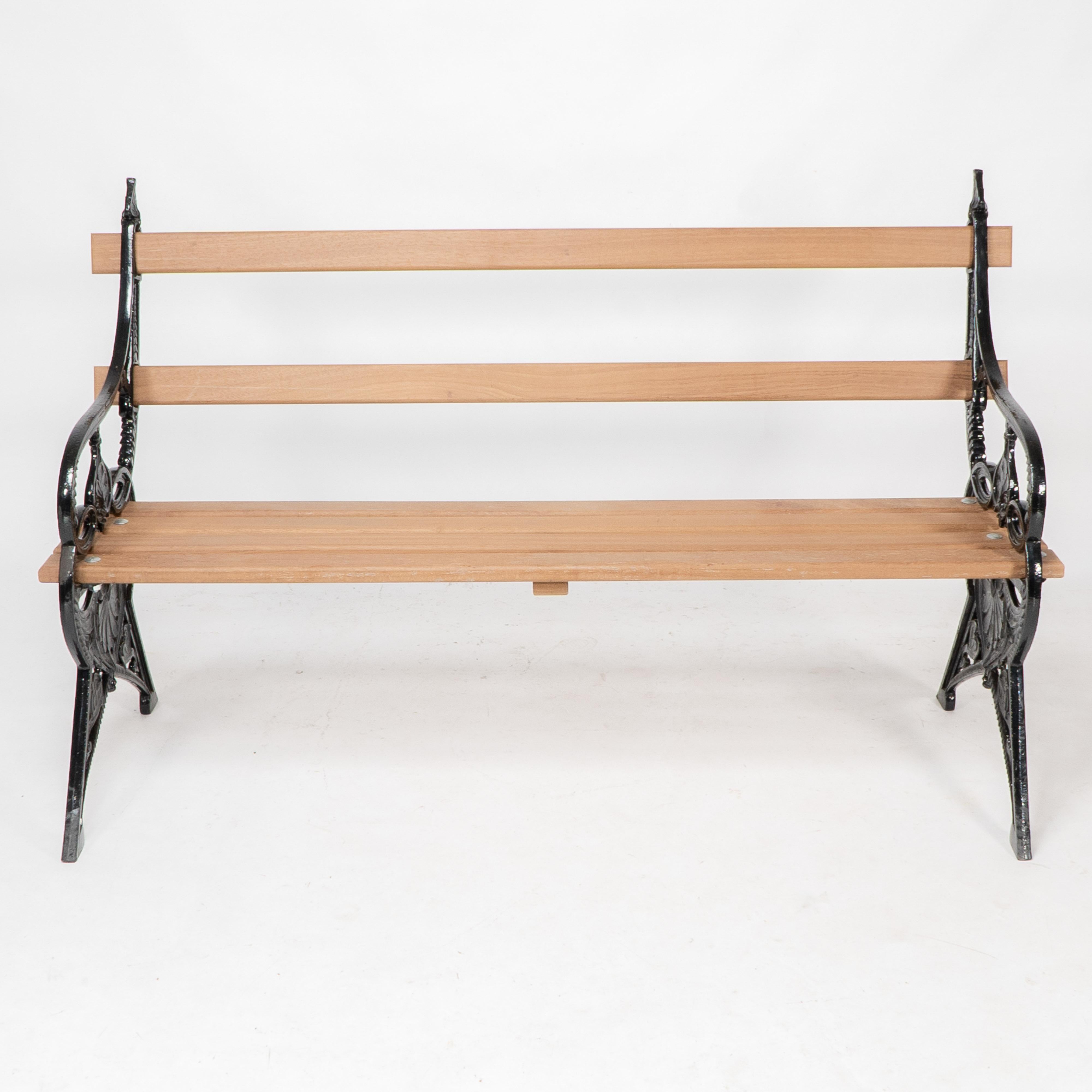 Pareja de bancos de jardín de hierro fundido Aesthetic Movement by Coalbrookdale Inglés en venta