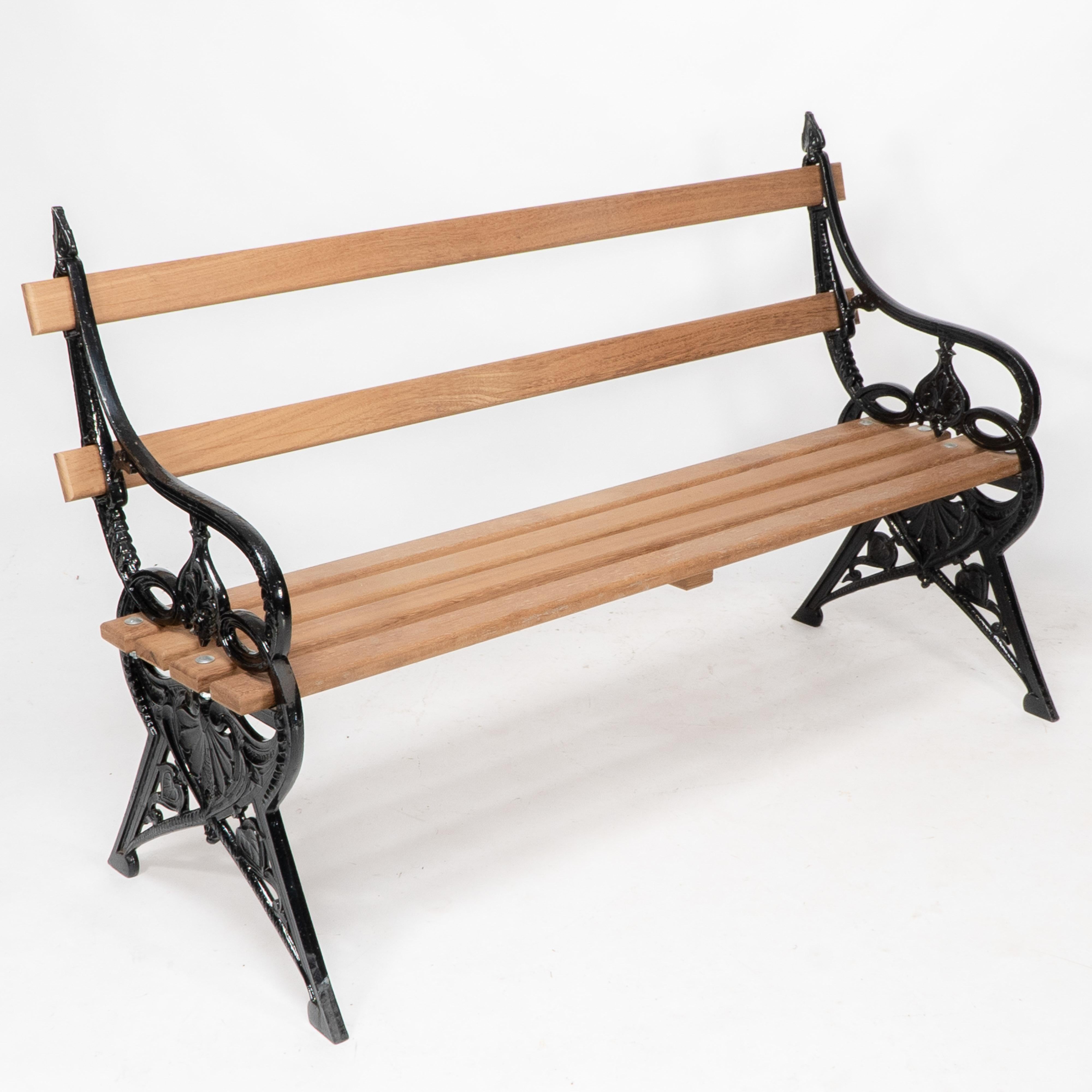 Pareja de bancos de jardín de hierro fundido Aesthetic Movement by Coalbrookdale Vaciado en venta