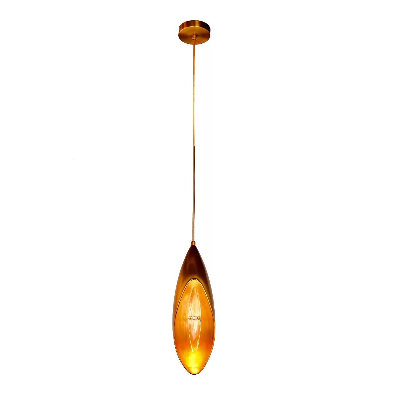 Lámpara Colgante Lilly - Colgante Simple - Elegante Diseño Flor de Lirio de Latón Estadounidense en venta