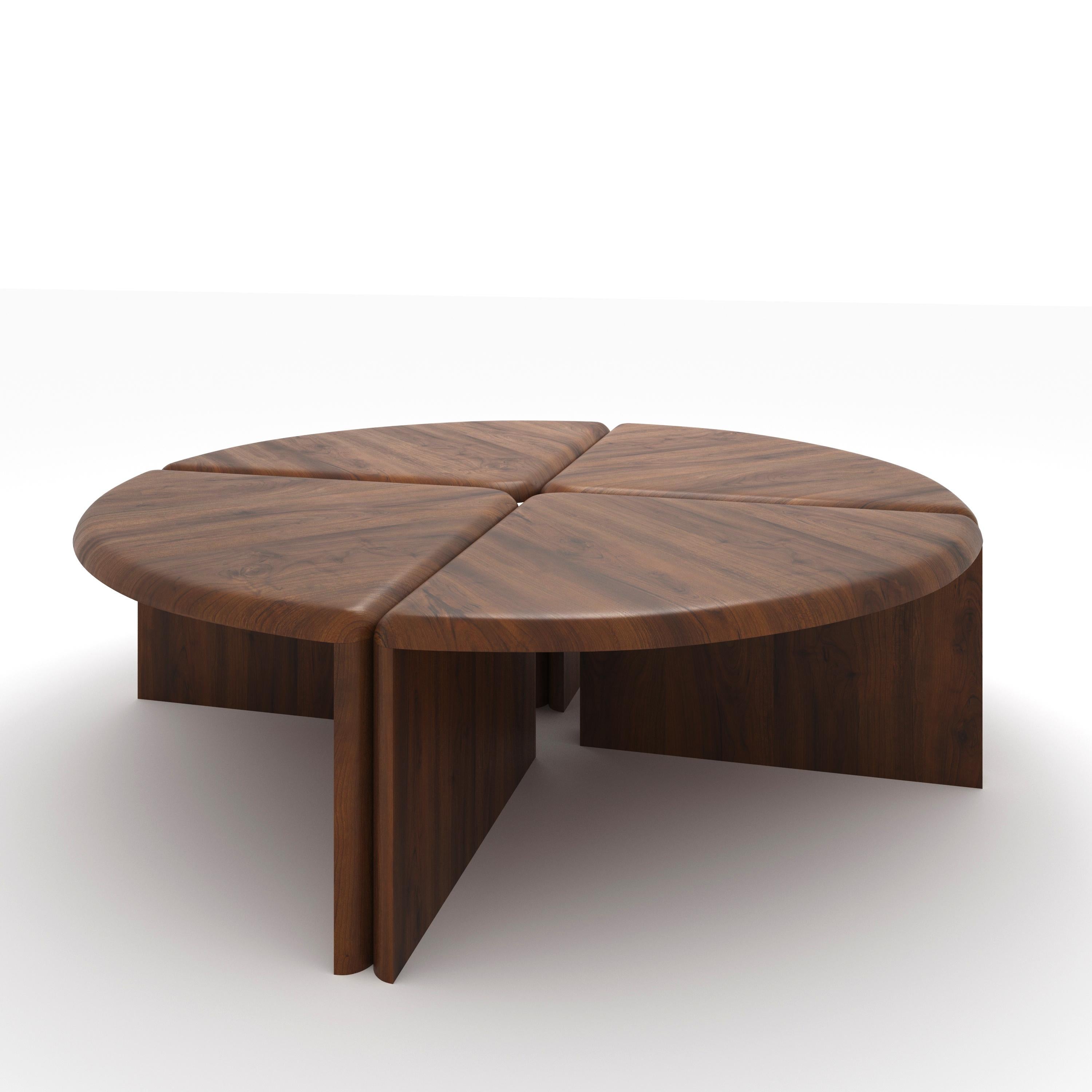 Moderne Table basse ronde Lily en noyer canaletto massif par Fred&Juul en vente