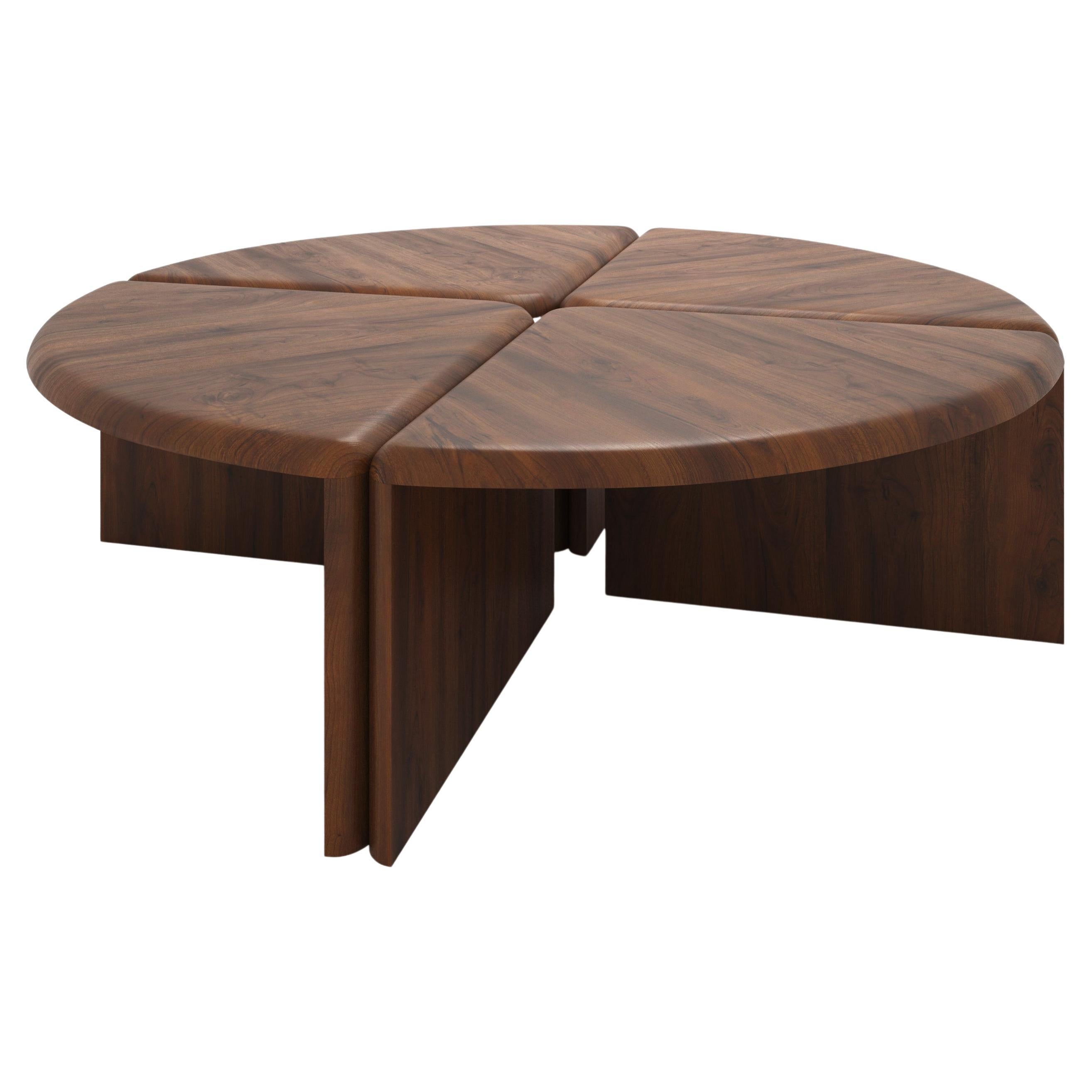 Table basse ronde Lily en noyer canaletto massif par Fred&Juul en vente