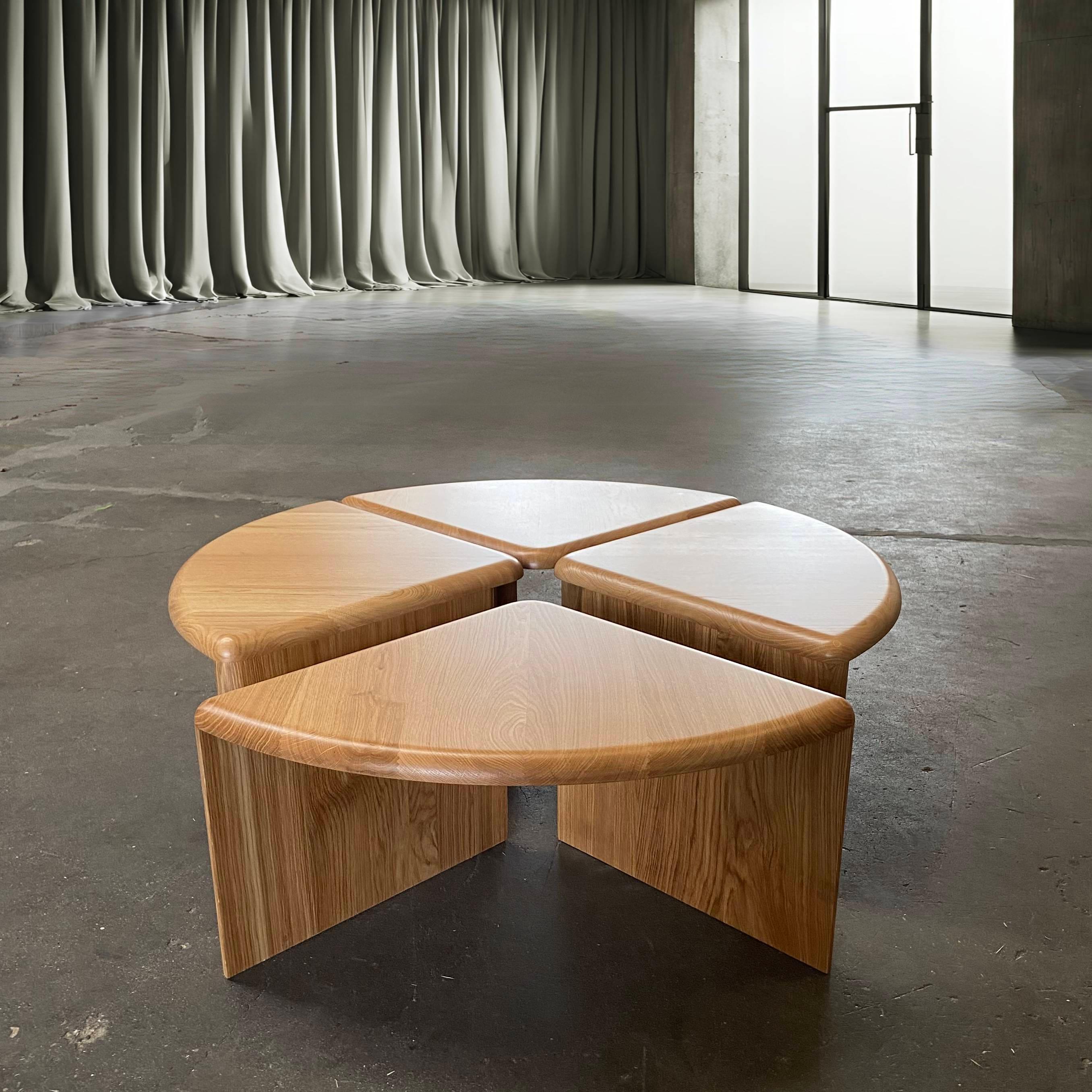 italien Table basse ronde Lily en chêne naturel massif de Fred&Juul en vente