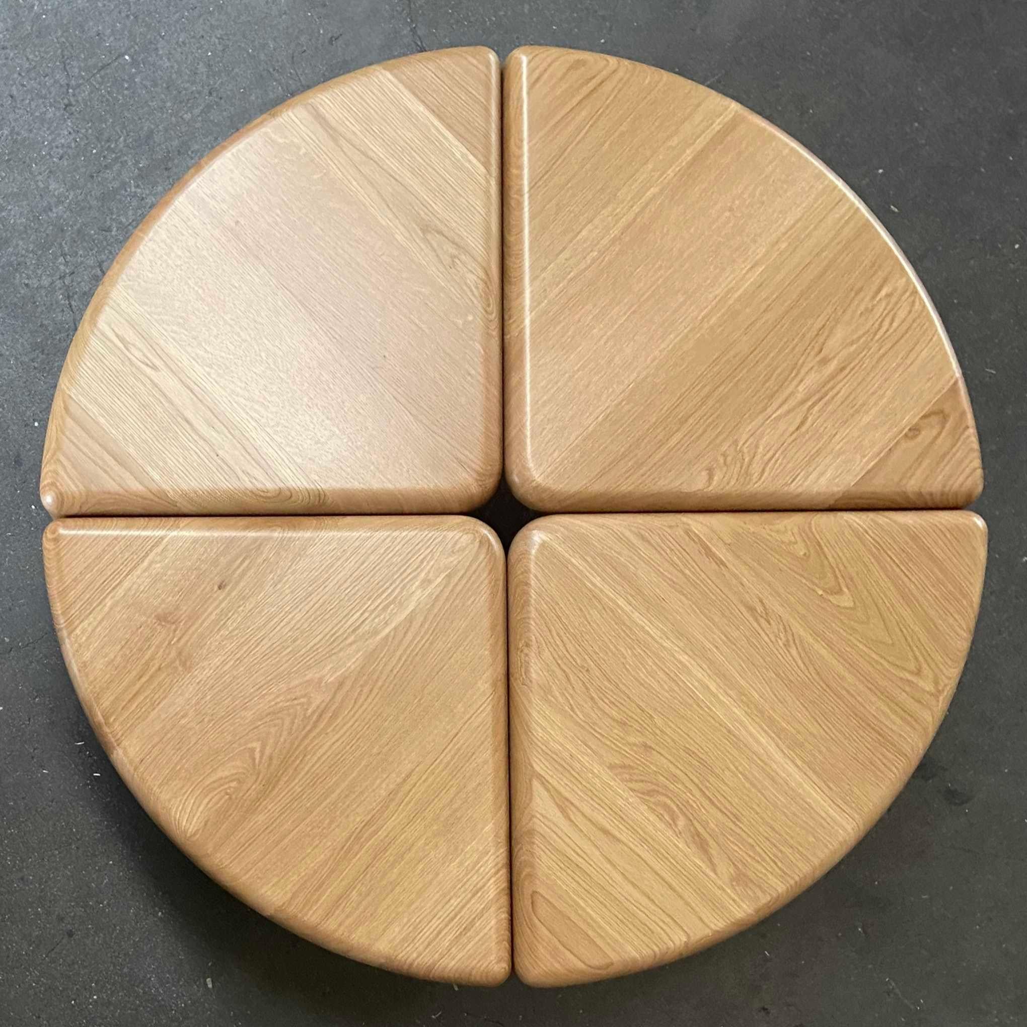 Fait main Table basse ronde Lily en chêne naturel massif de Fred&Juul en vente