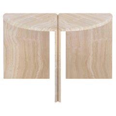 Consolle rotonda Lily in travertino Navona levigato e non riempito di Fred&Juul