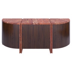 Credenza redondeada Lily en travertino rojo apomazado y nogal by Fred&Juul
