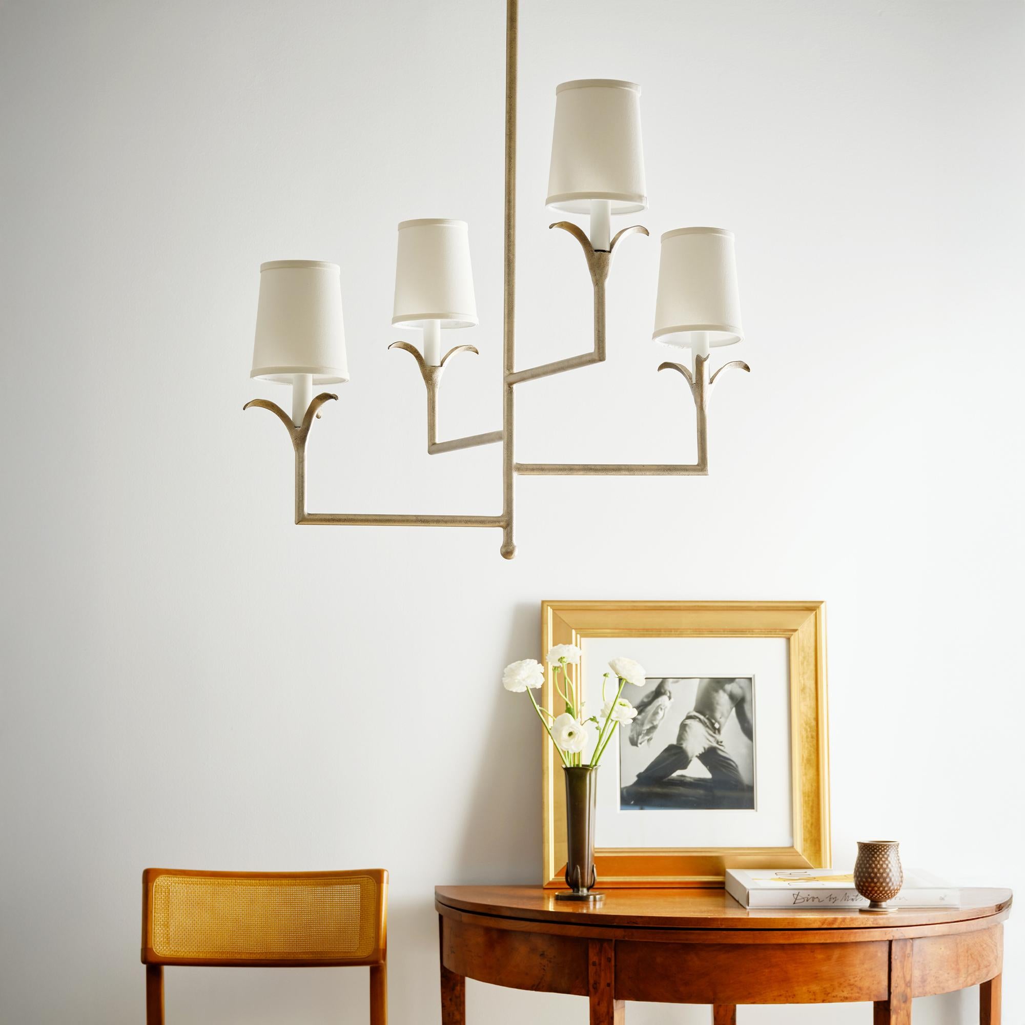 Il lampadario Lily Stems ha un profilo classico che si adatta a quasi tutti gli stili e ha una grande scala. I sei sottili bracci emettono una luce morbidamente diffusa dal centro delle foglie, realizzate e rifinite singolarmente, tutte prodotte