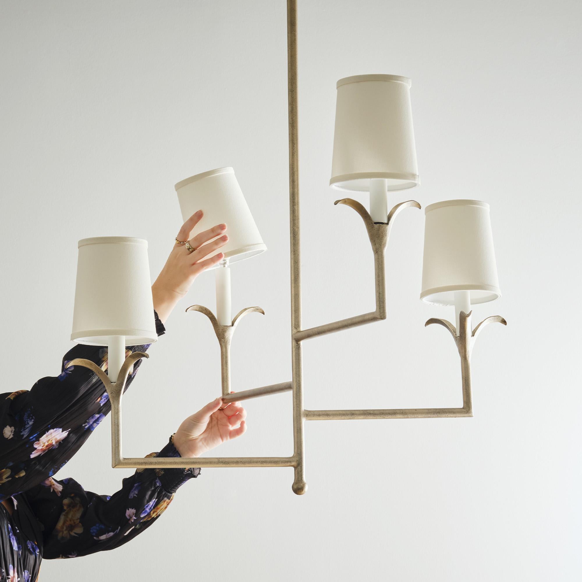 Americano Lampadario con steli di giglio in oro brillante in vendita