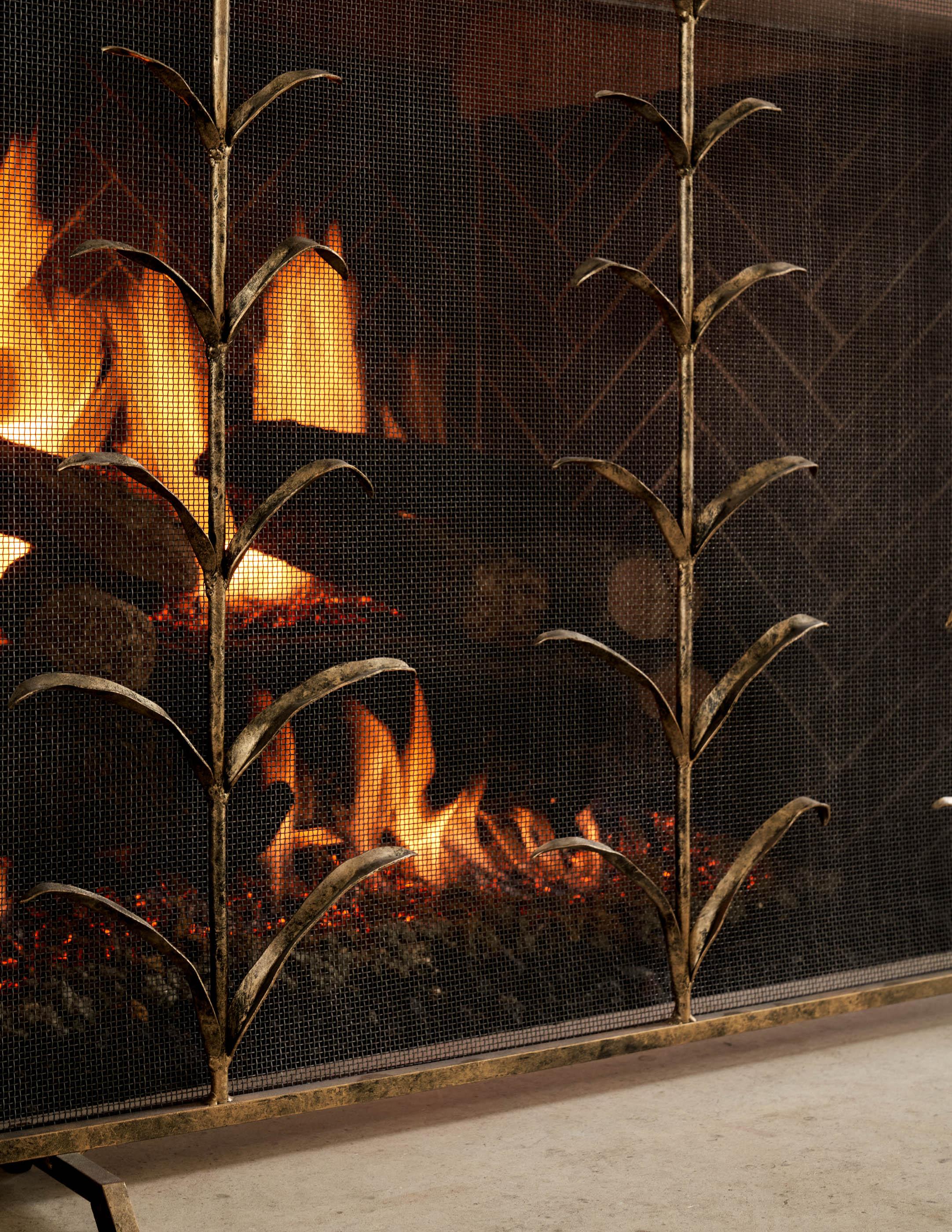 Lily Stems Fireplace Screen in Aged Gold In New Condition For Sale In Dallas, TX