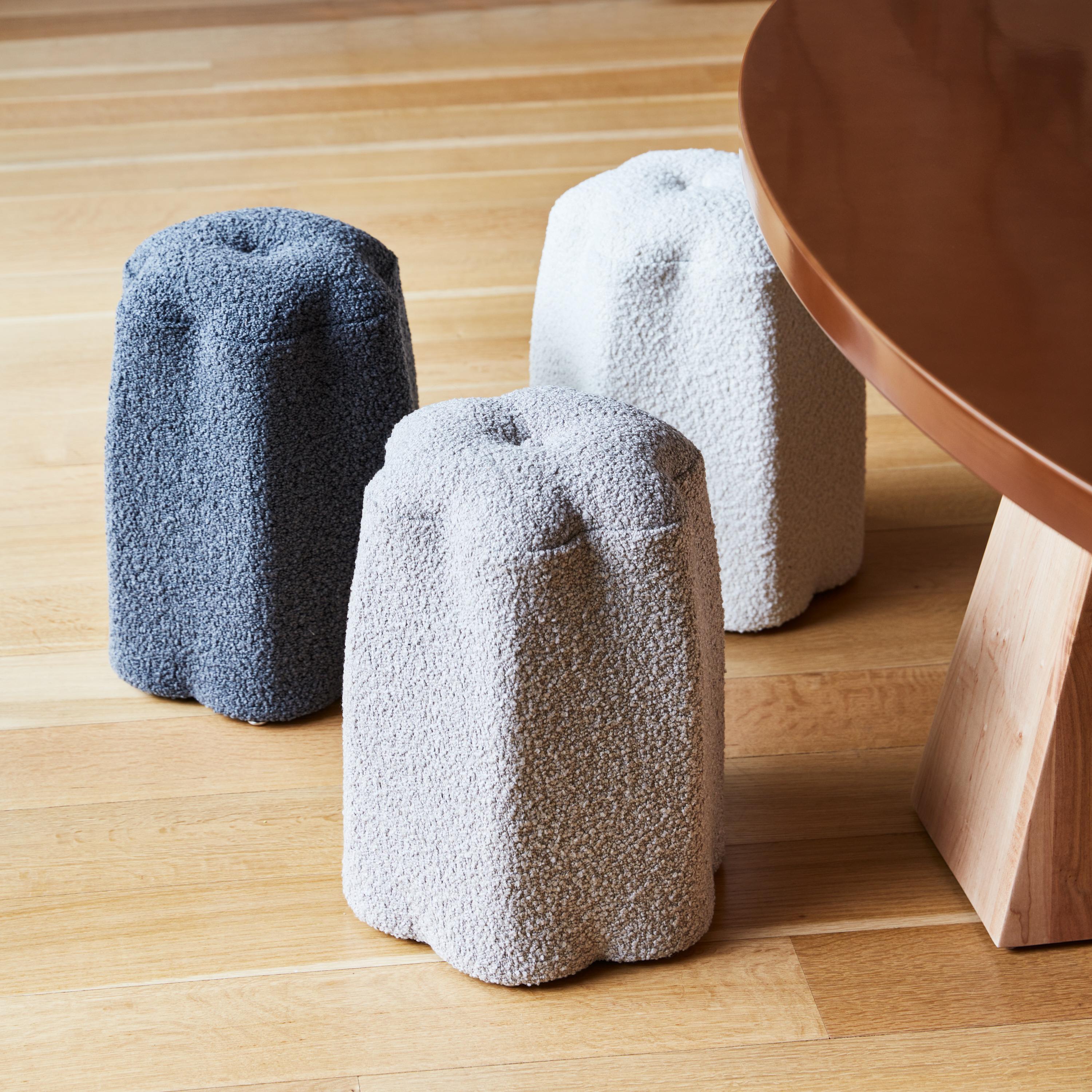 Lily Hocker, Dunkelgrauer Boucl-Hocker von Christian Siriano im Zustand „Neu“ im Angebot in New York, NY